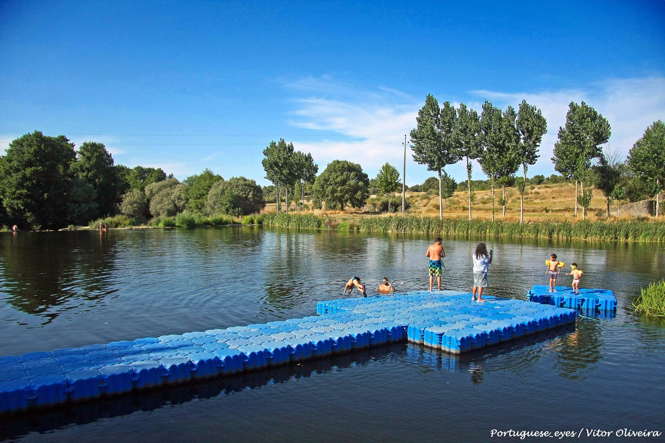 日曜日にポルトガルの川のビーチで2人の若者がownれます
