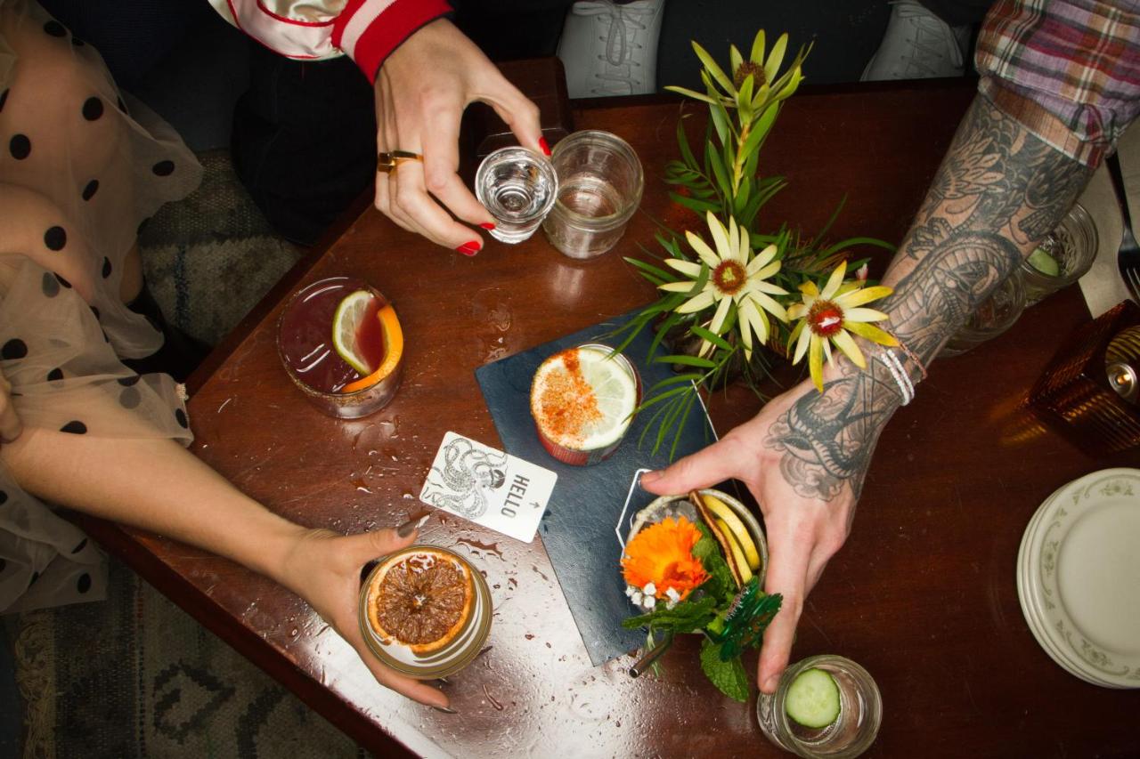 飲み、眠り、陽気に：バー付きのシカゴの最高のブティックホテル