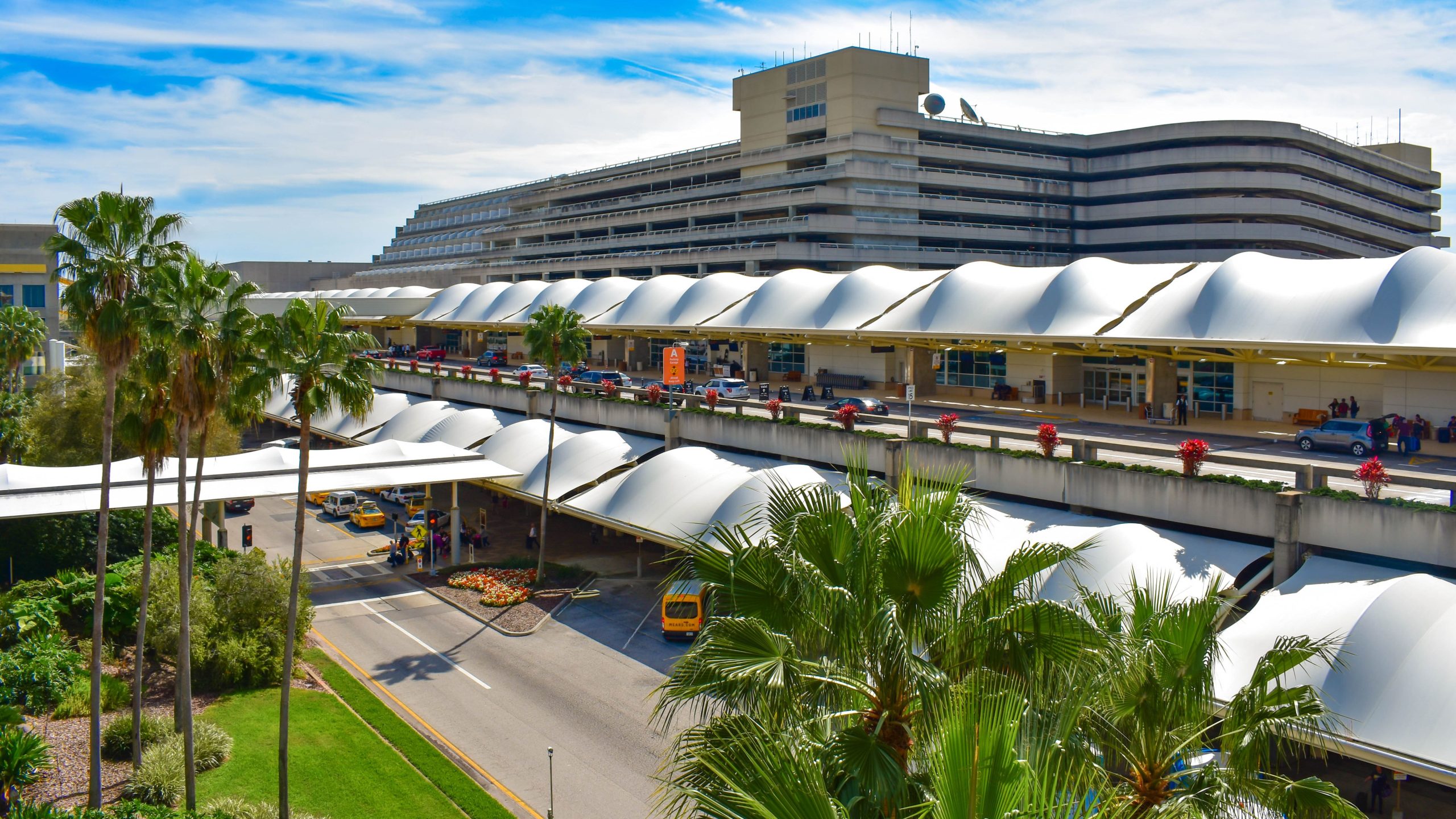 経済を飛んでいるときにオーランド空港でラウンジにアクセスする方法