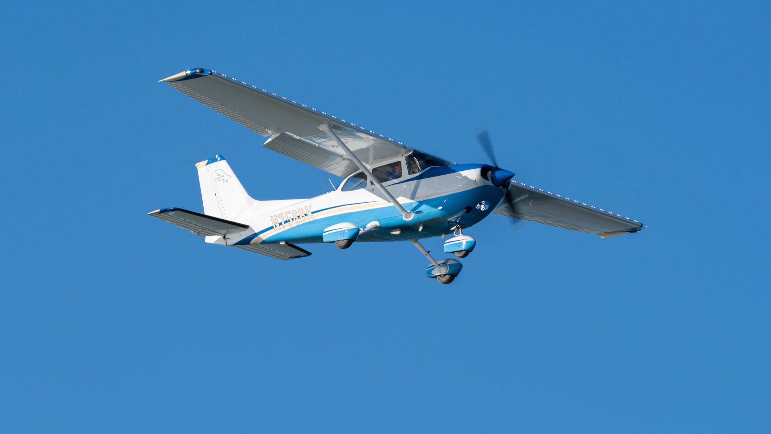 適切なバランスを見つける：学生パイロットはどのくらいの頻度で空に乗るべきですか？