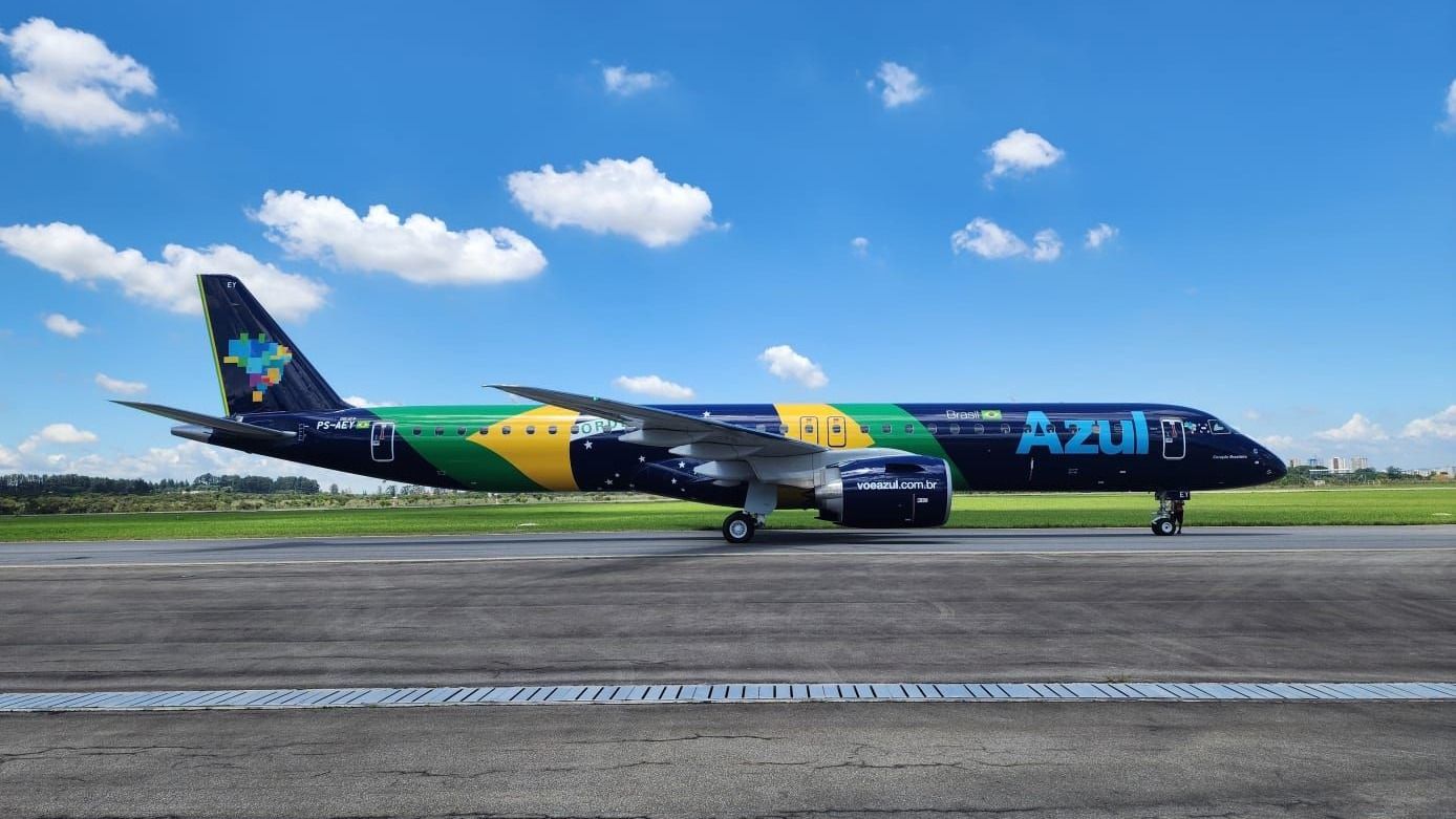 Azulは、ブラジルの大胆な旗のデザインで新しいEmbraer 195 E2を配信します