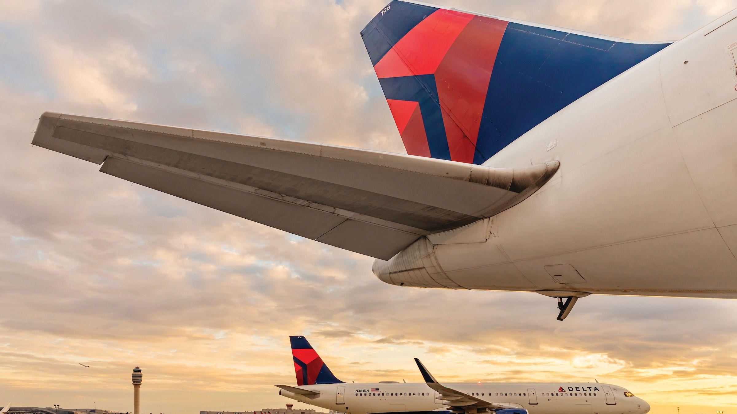 大学フットボールファンのためにこれらの新しい往復ルートを追加するためのデルタ航空ライン