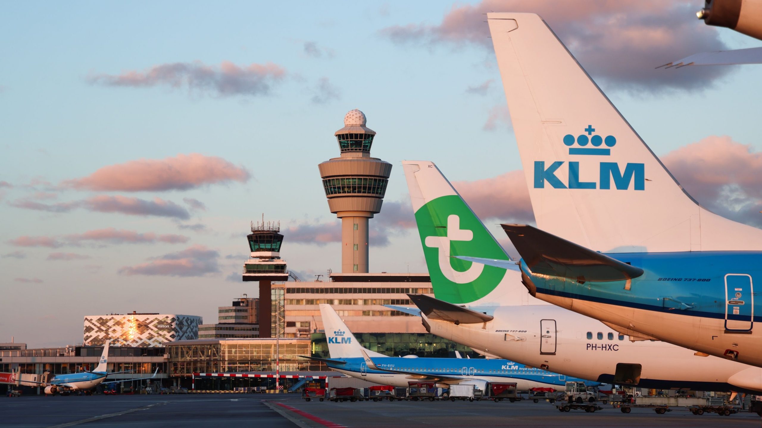 アムステルダムスキポール空港は、金利とインフレにより40％以上の航空会社の料金をハイキングします