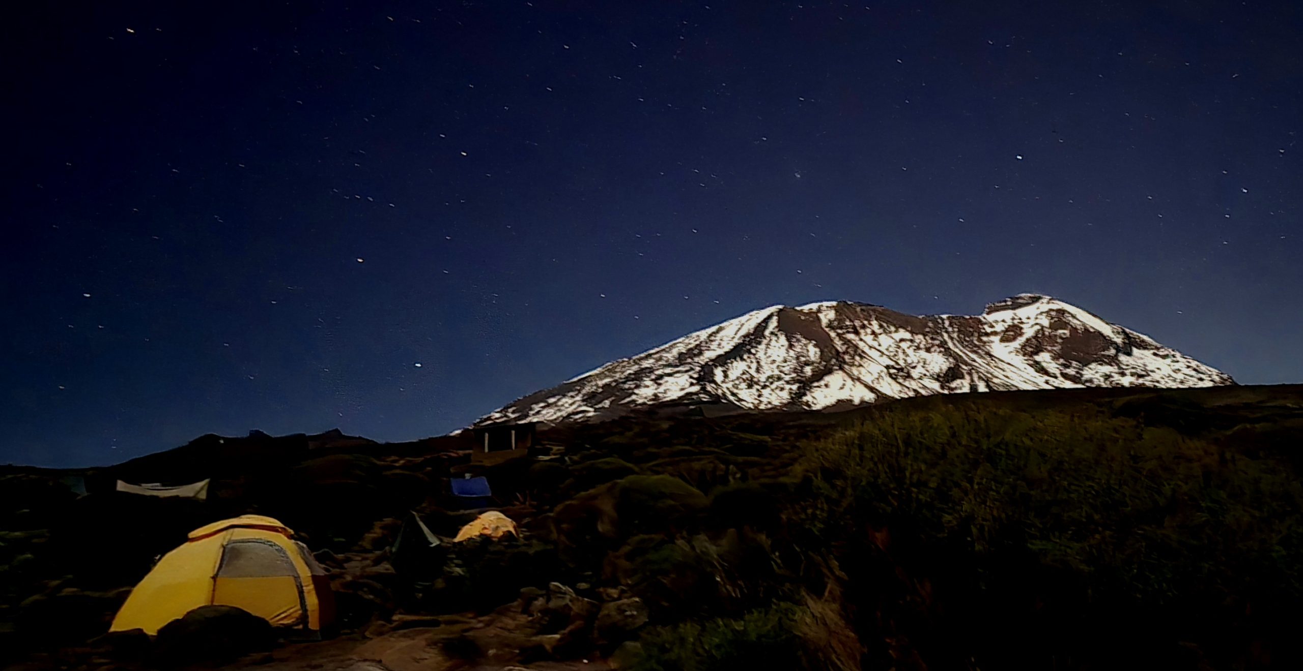 私の親友はキリマンジャロを頂上に登録しました