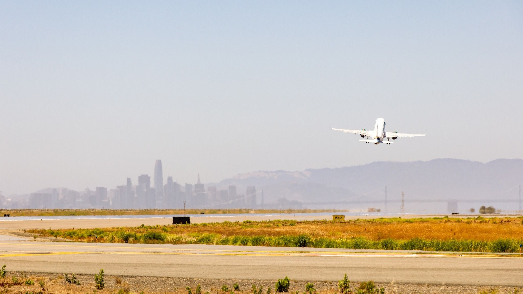 なぜオークランド国際空港はその名前を変更したいのですか？