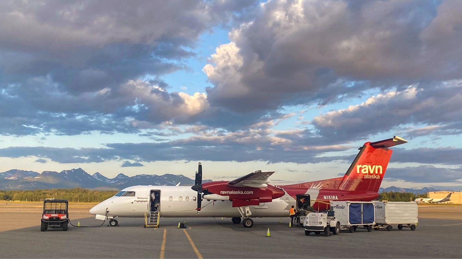 地域の航空会社Ravn Alaskaは、130人の従業員を除外しています