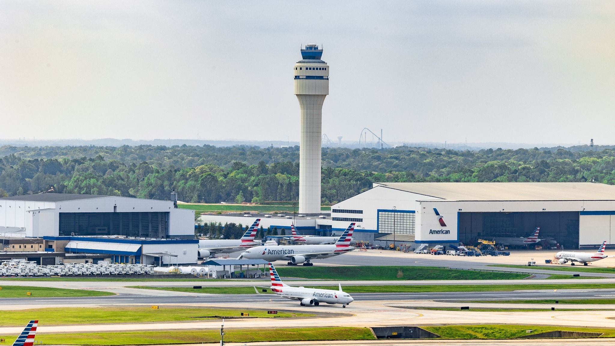 シャーロットのアメリカン航空ハブの空港労働者が感謝祭の旅行に先立ってより良い支払いをするためにストライキ
