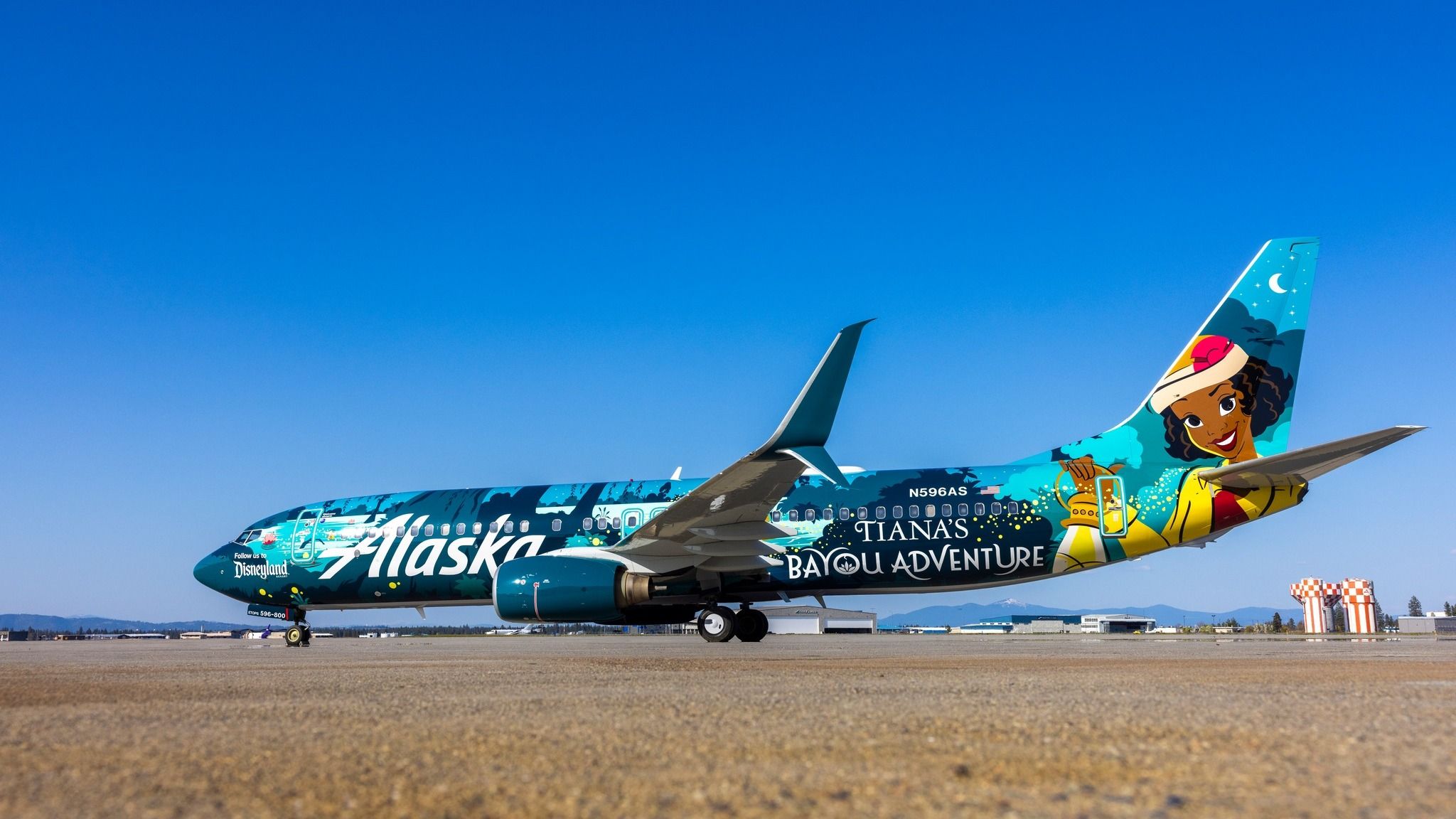 ティアナ王女はアラスカ航空の最新のディズニーランドリゾートをテーマにした特別なカラーリングで高く飛ぶ