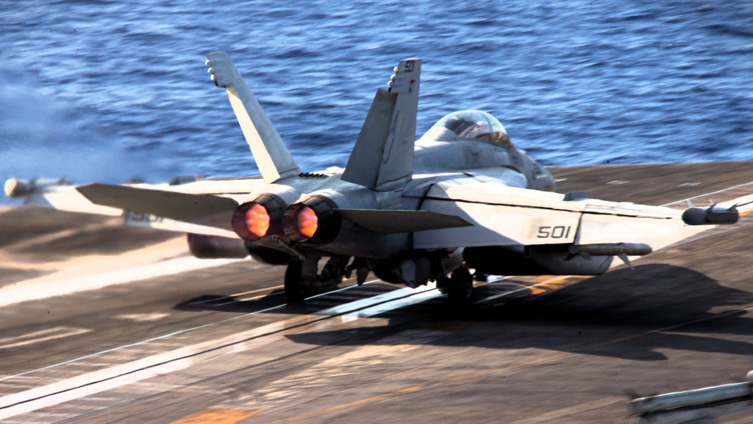 今日、航空機のキャリアでどのような種類のカタパルトが使用されていますか？