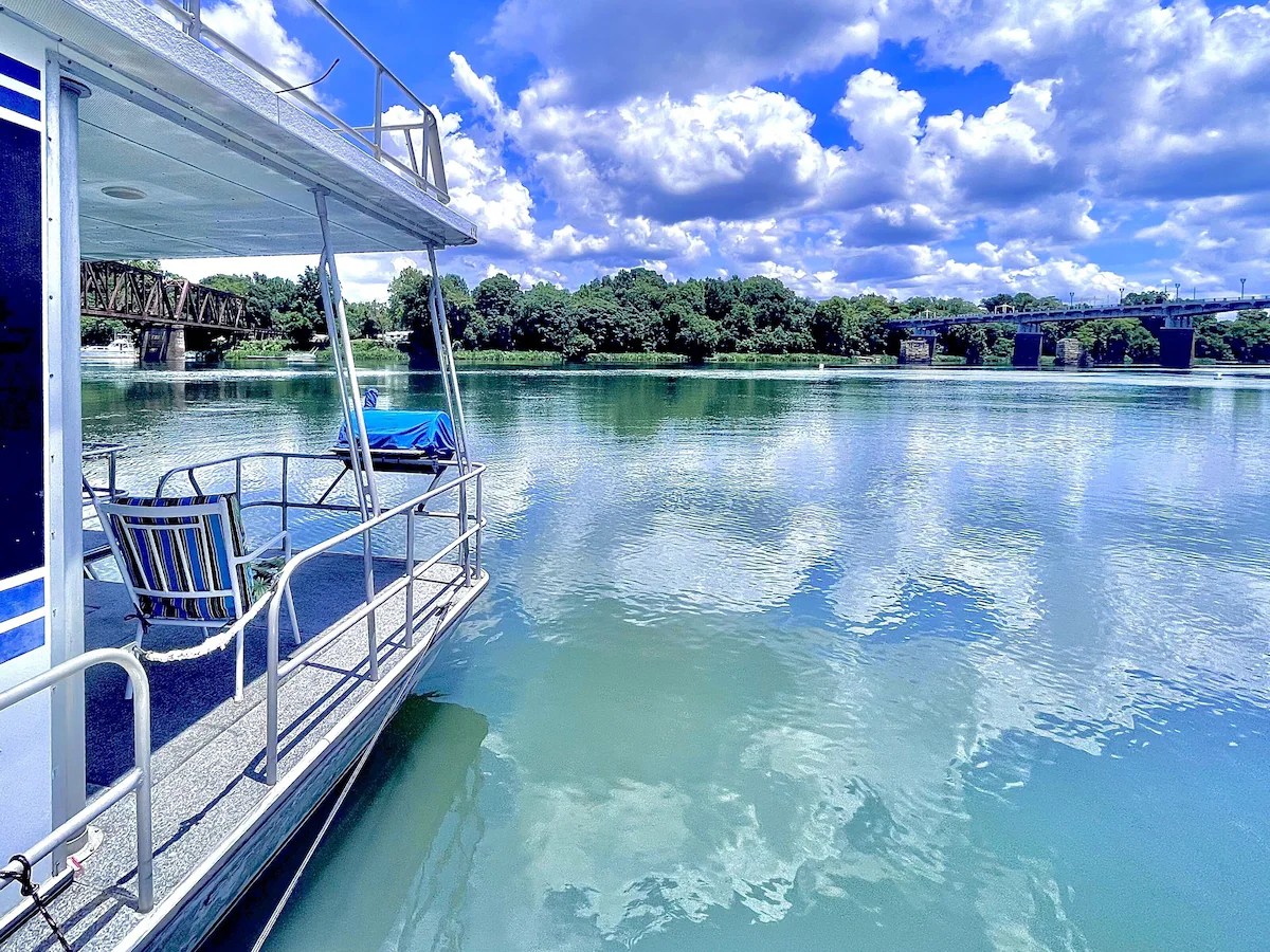 ジョージアでのこれらの手頃な価格のハウスボートレンタルをお見逃しなく