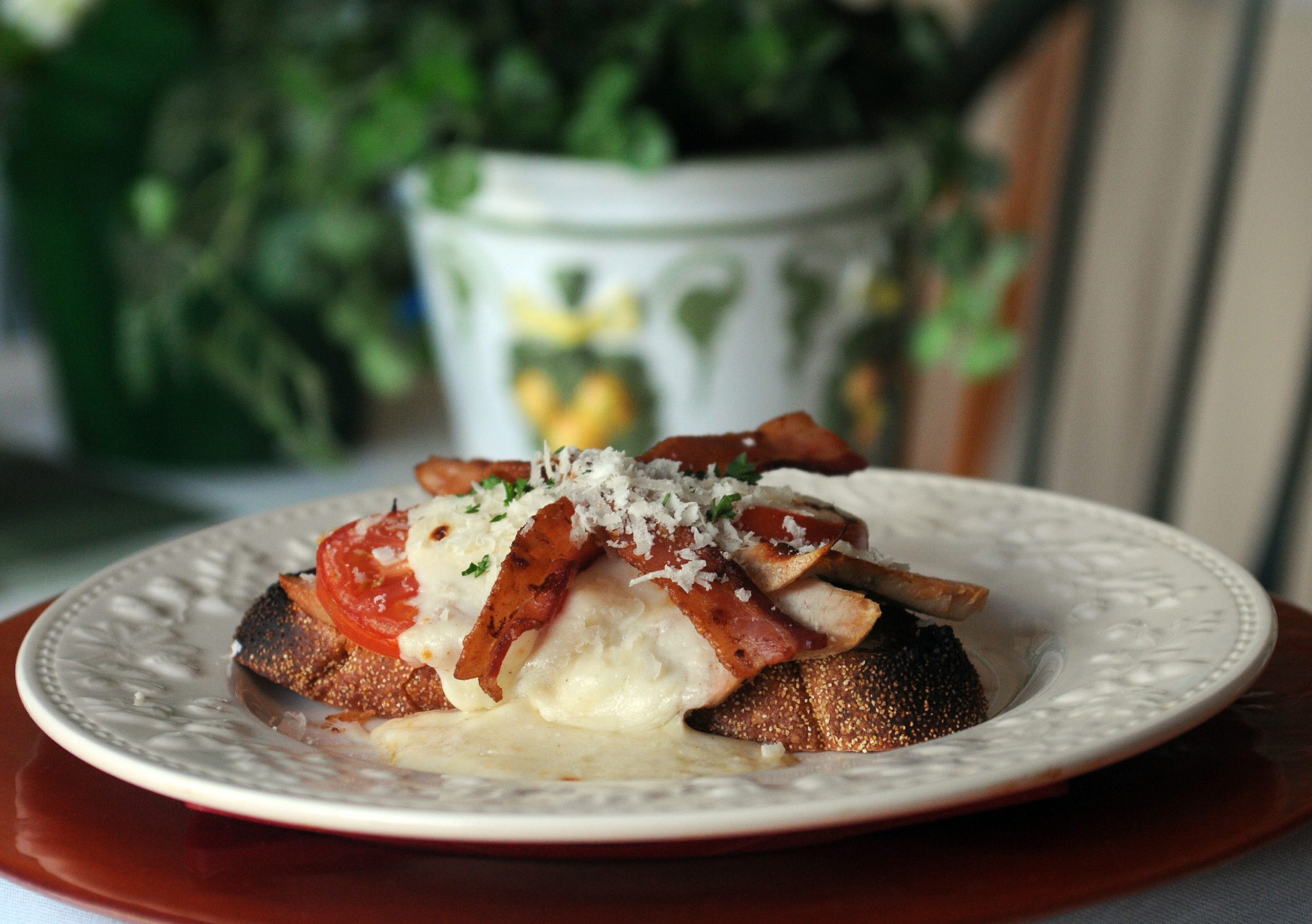 ホットブラウン：ルイビルの奇妙な名前の皿とそれをどこで食べるか
