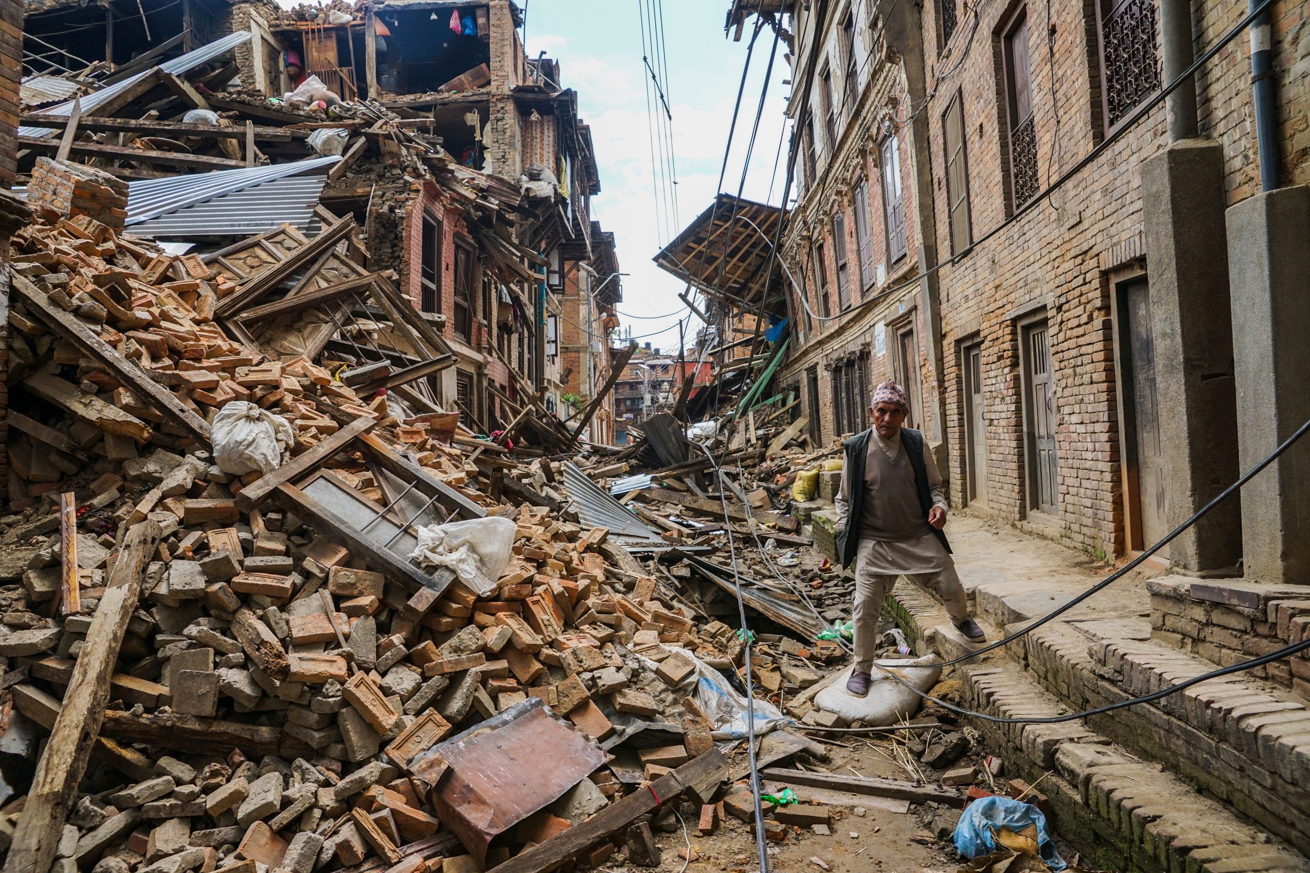 更新：強力な7.1マグニチュード地震がティベットを襲い、126人を殺し、負傷します188