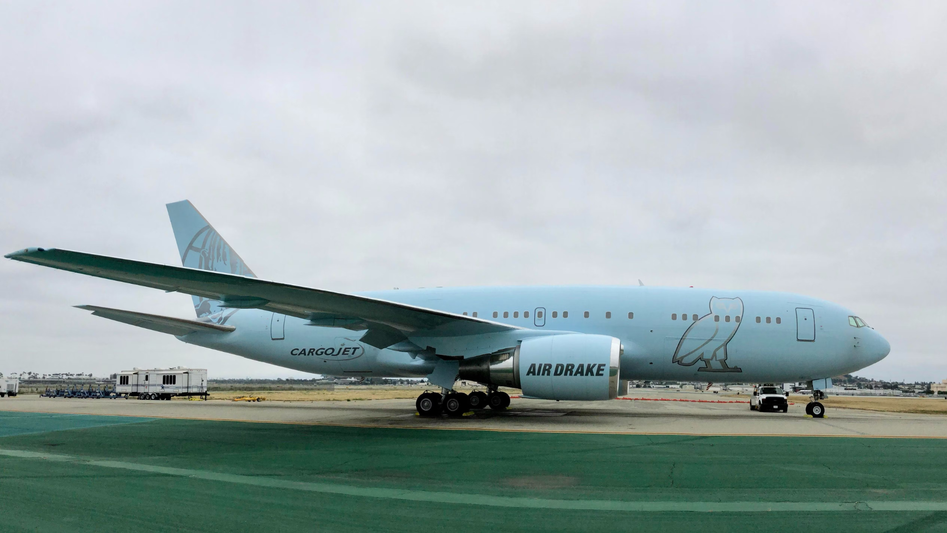 ドレイクのクレイジーなプライベートボーイング767ジェットの中を見てください