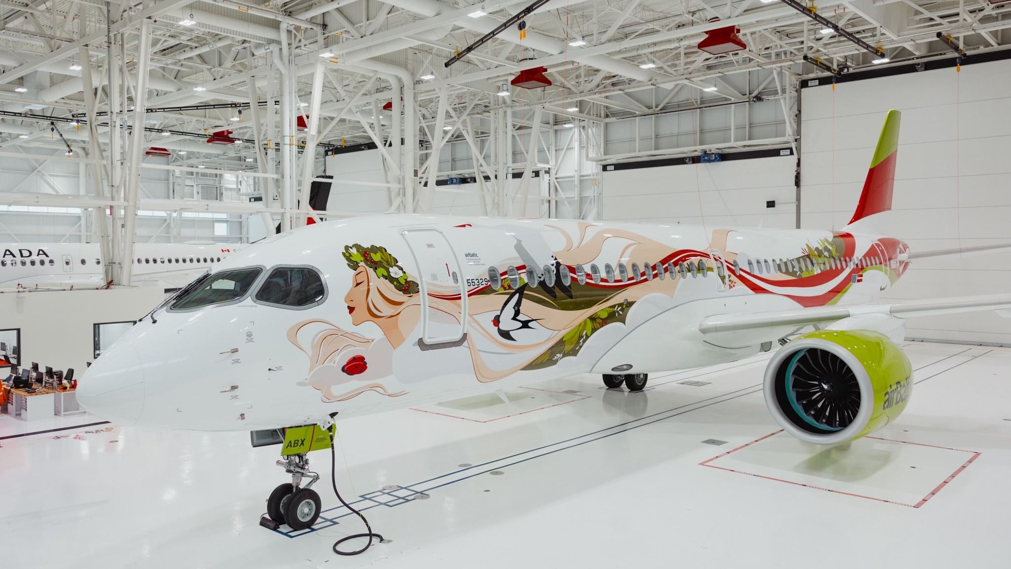 エアバルティックは、特別なカラーリングで50番目のエアバスA220-300を獲得します