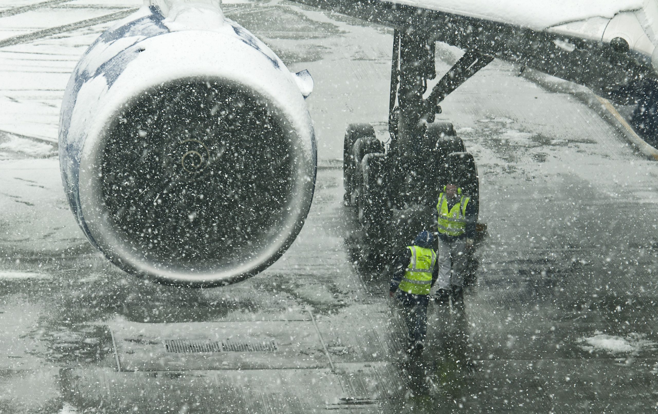 「パーフェクトストーム」は、イギリスの時速80マイルを超える突風があるため、クリスマスの休日に先立って大規模な旅行の混乱を引き起こします