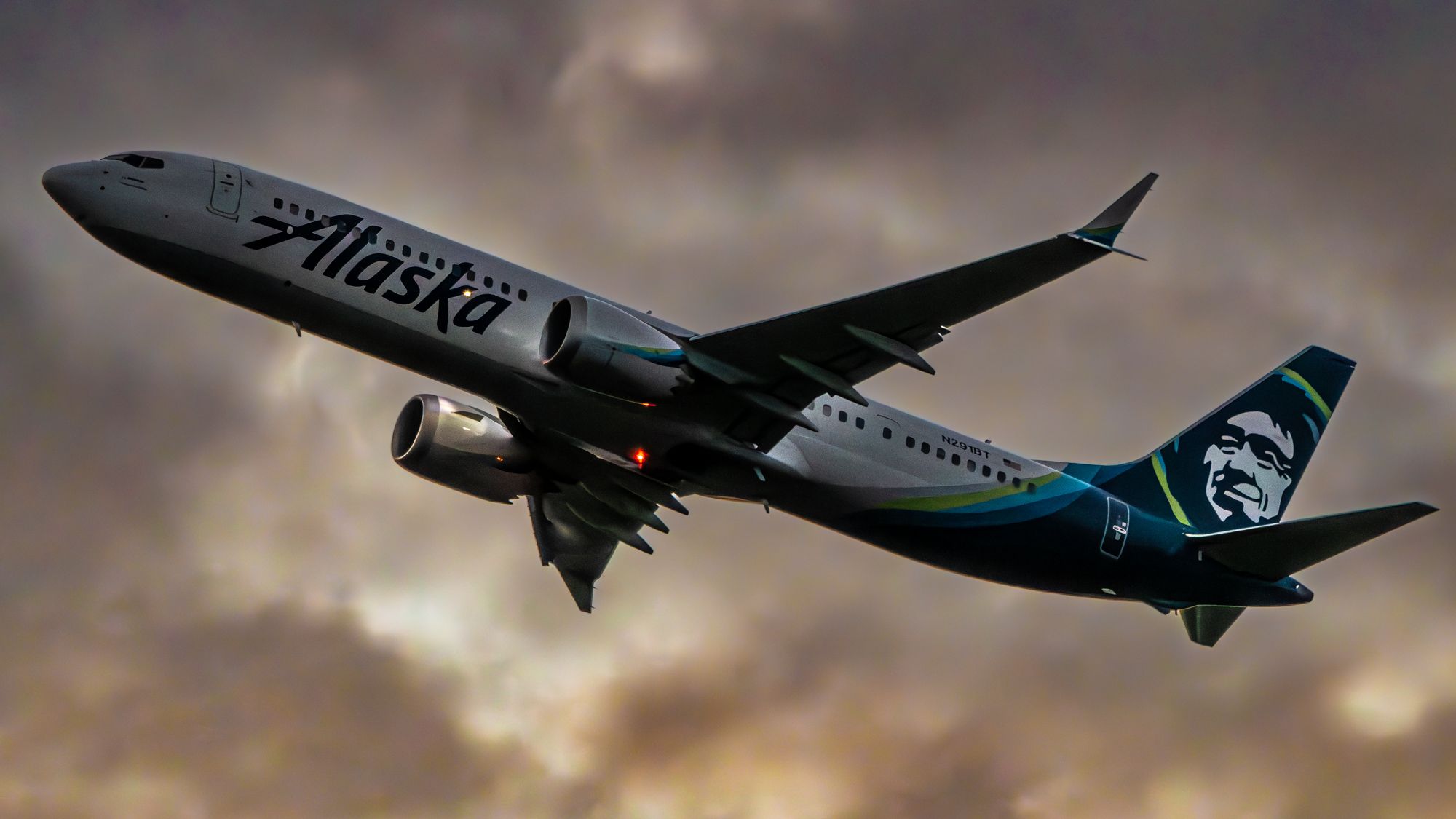 ボーイングは、737 Maxマニュアルからコックピットのドアとキャビンの抑圧に関する情報を省略しました