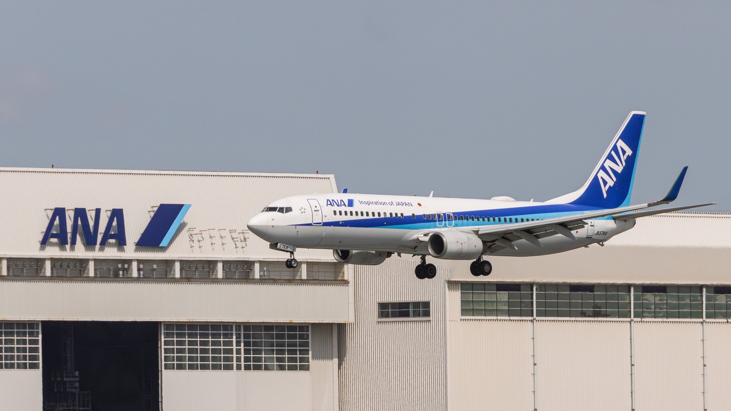 アナ・ボーイング737は、キャビン圧力の喪失後に緊急降下を開始します