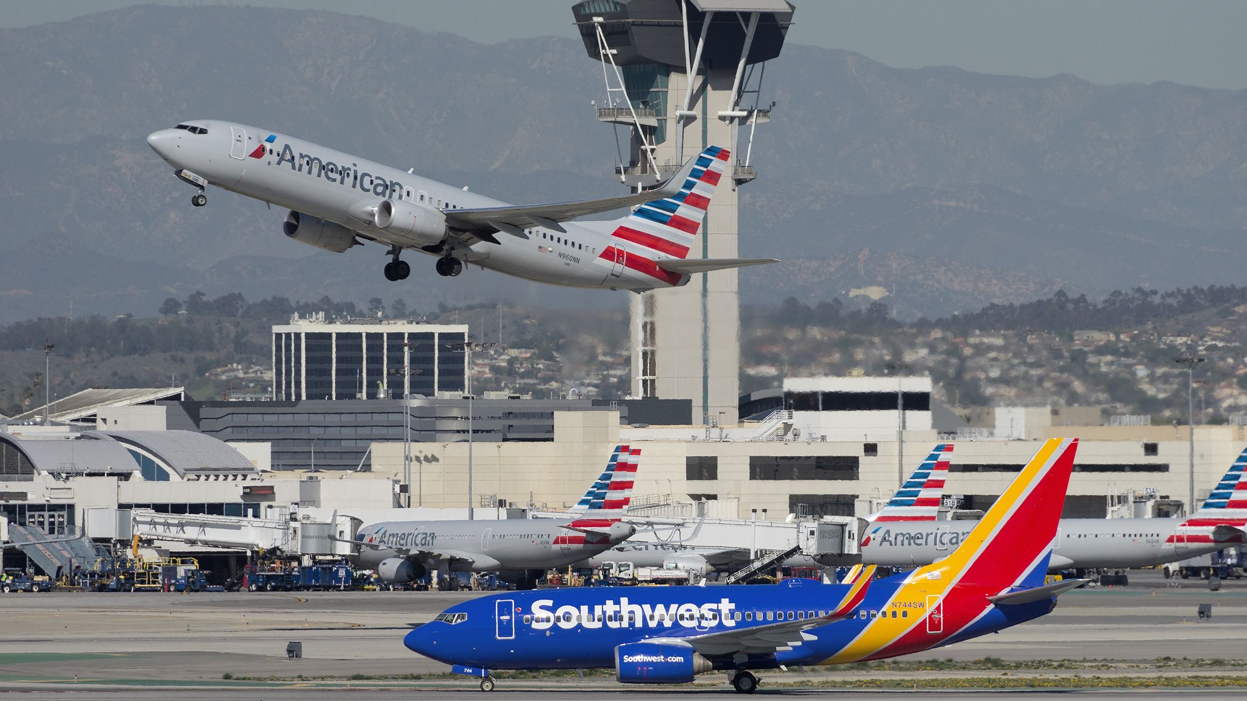 米国大統領バイデンは航空安全と改革法案に法律に署名します