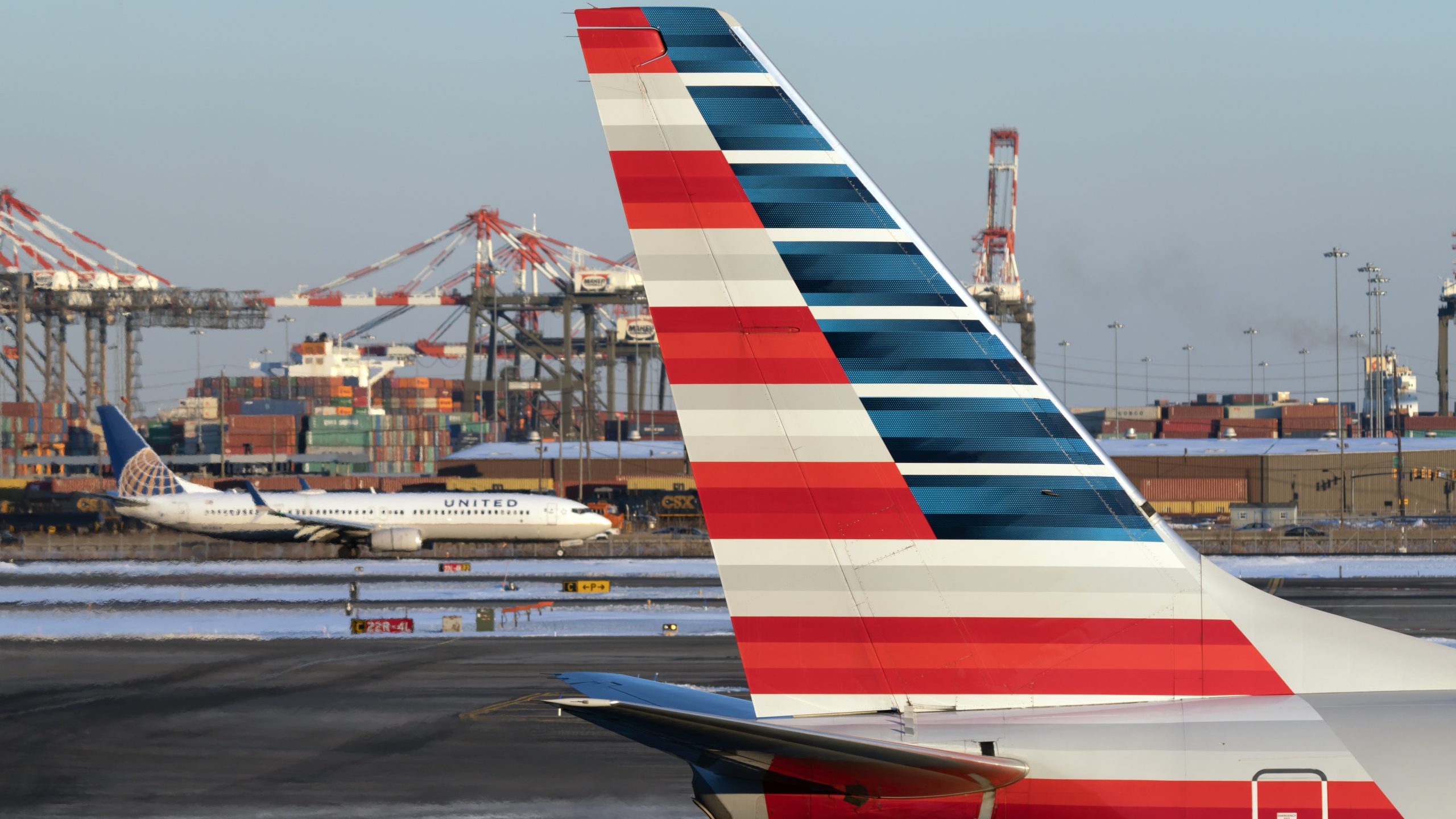 米国控訴裁判所は、軍事休暇補償に対するアメリカン航空のパイロット訴訟を復活させる