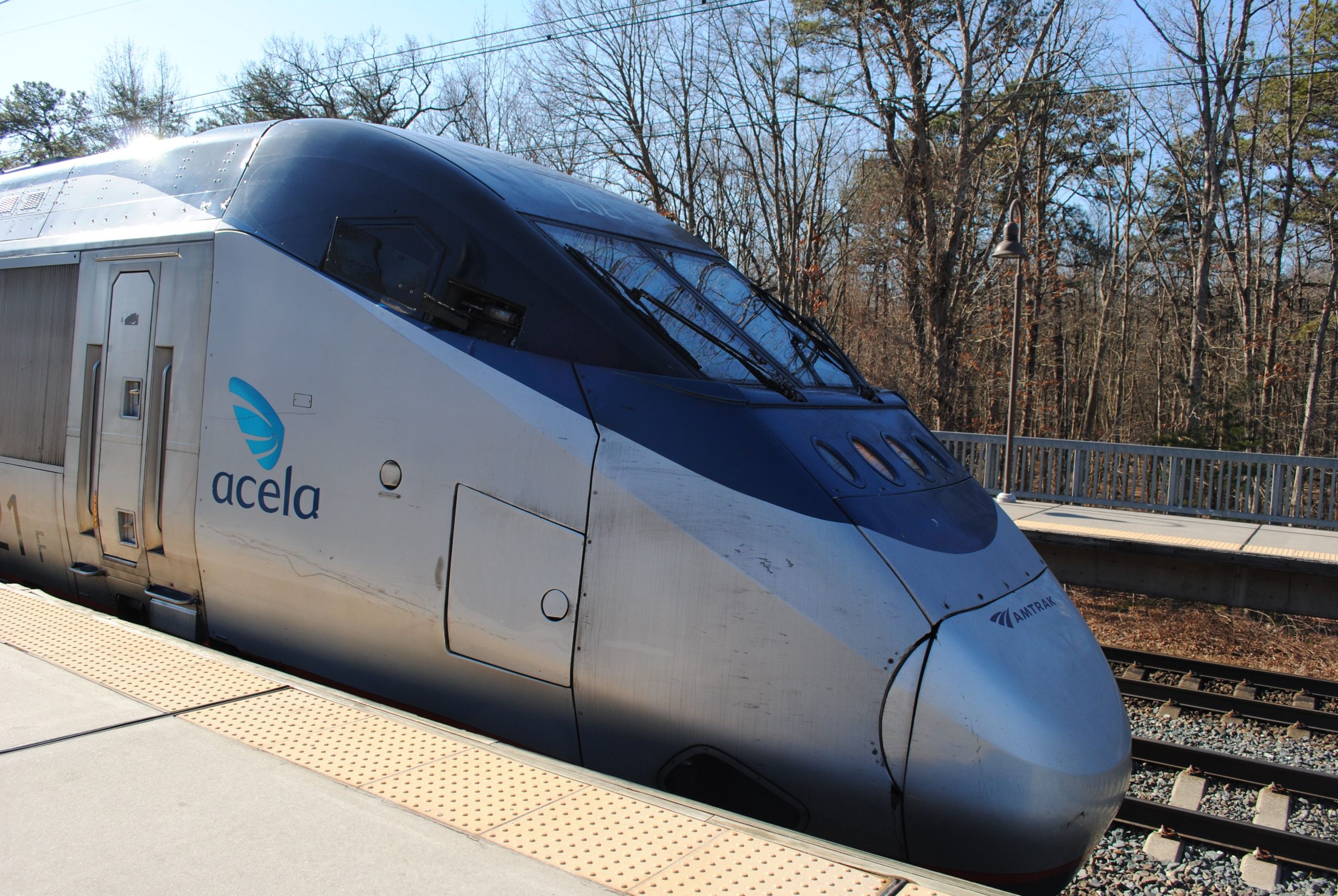 アムトラックの悲劇：フィラデルフィア近くのトラックを歩いている間に3人の家族が致命的に打たれました