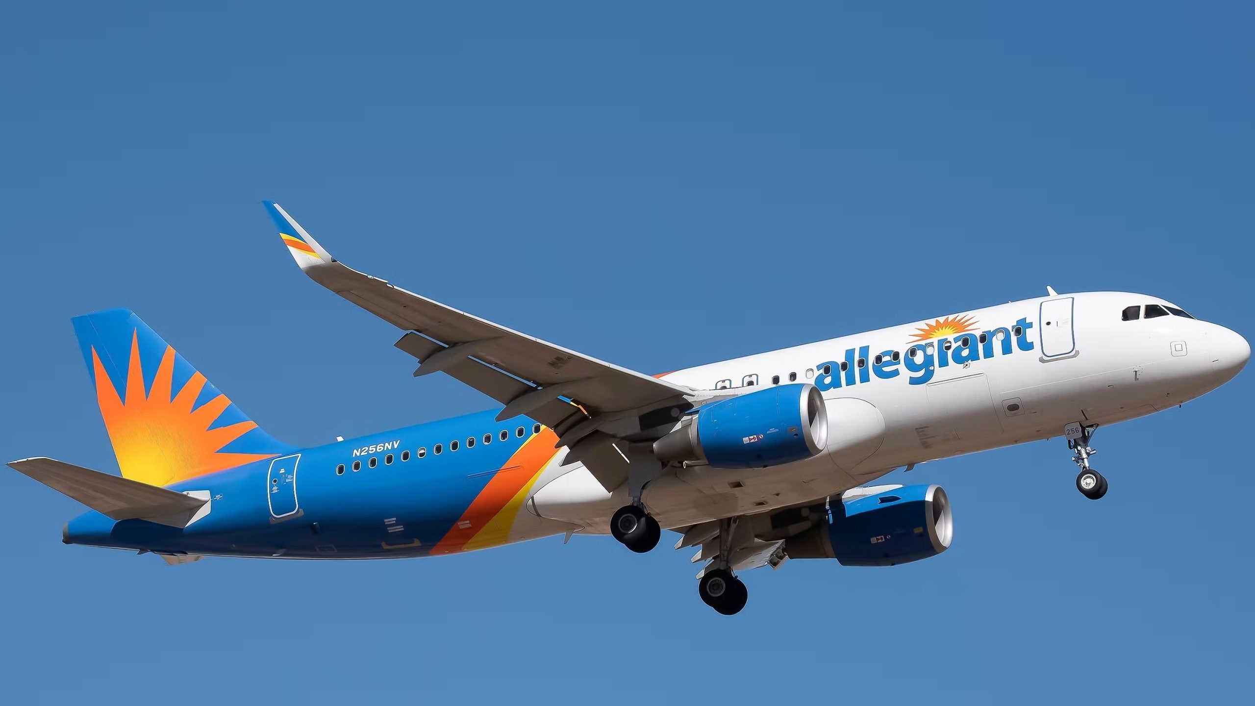 Allegiant Airbus A320は、ダブルエンジンバードストライクの後、フェニックスに戻ります