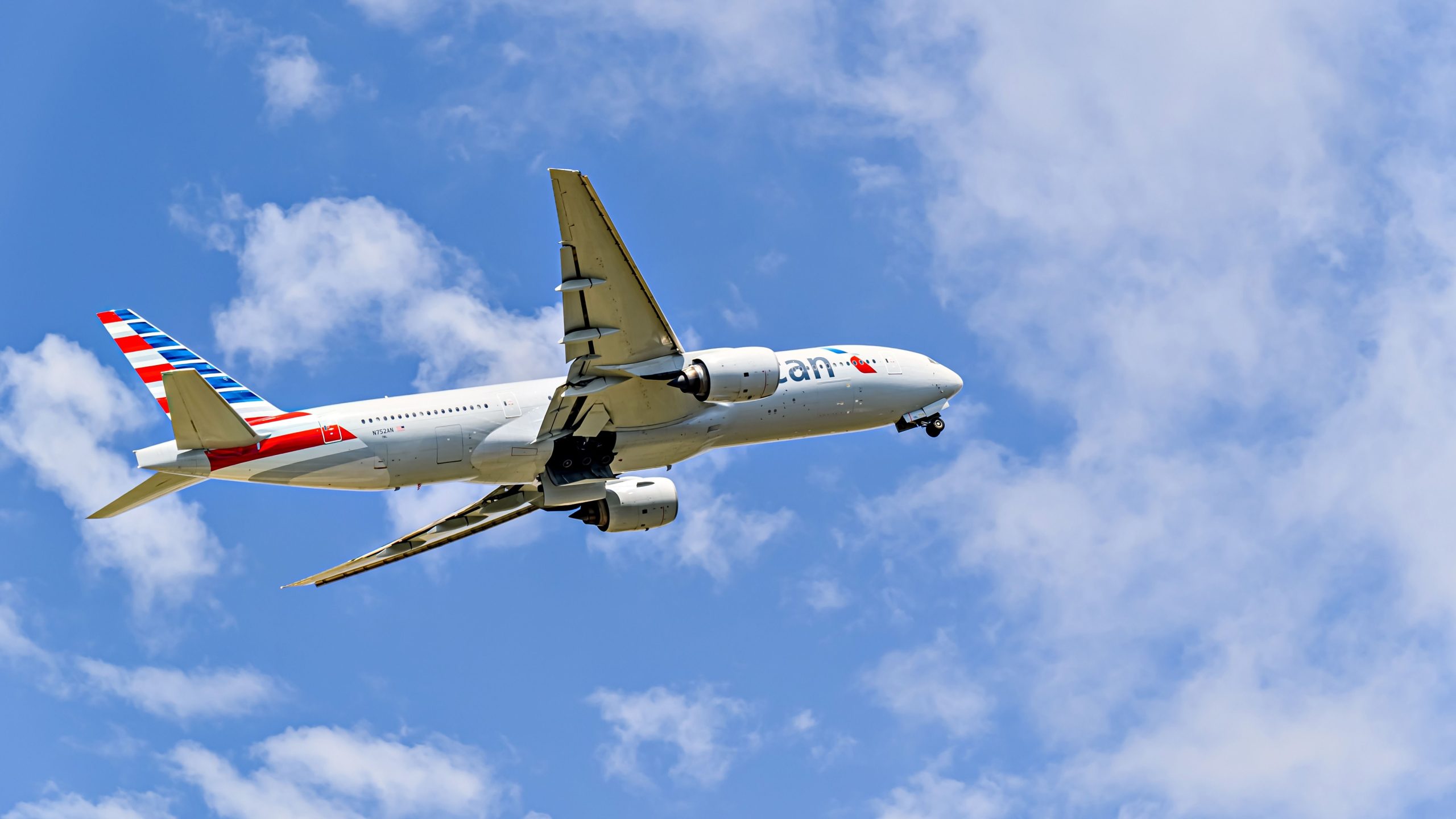 アメリカン航空のフライトは、蒸気のある警告が搭載された口論をもたらした後に転換します