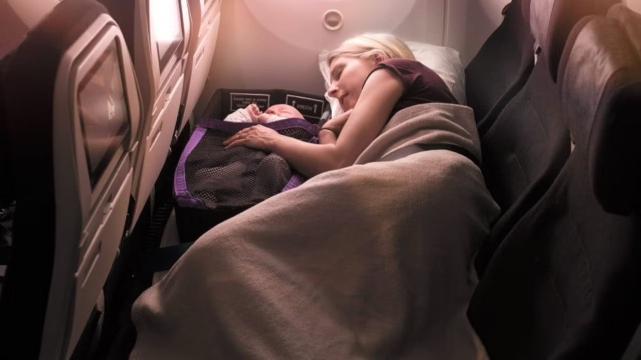 膝の上で赤ちゃんと一緒に飛ぶのは安全ですか？