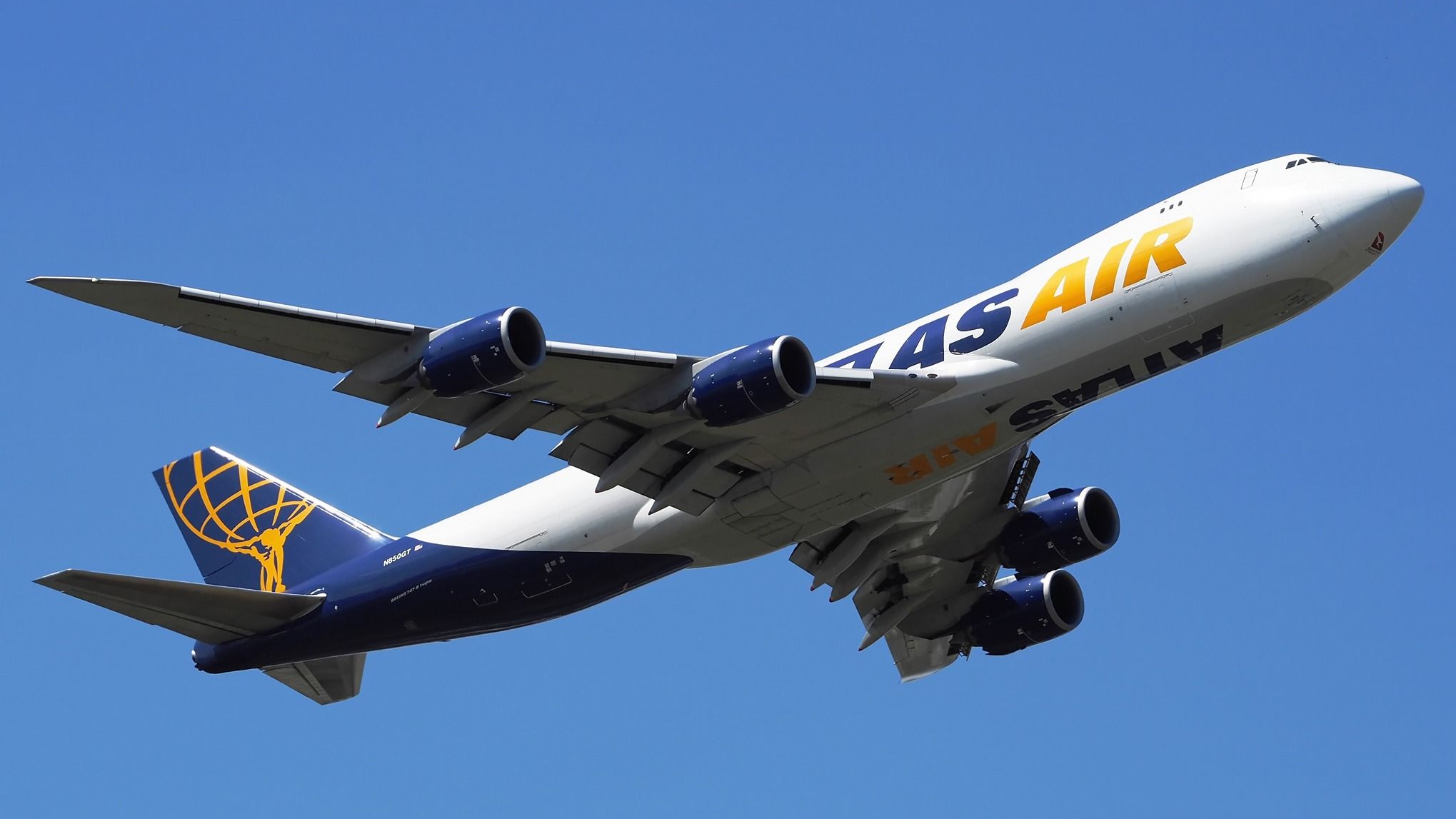 Atlas Air Boeing 747-8は、エンジンから炎が見られた後、マイアミに戻ります
