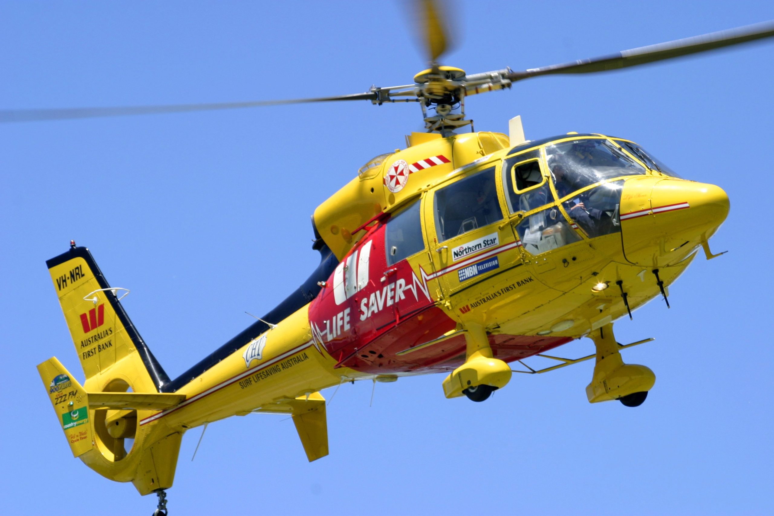 グレートバリアリーフの近くの危険な海の状態は、2人のイギリス人観光客の生活を主張している間、3回目の生活のために戦っています