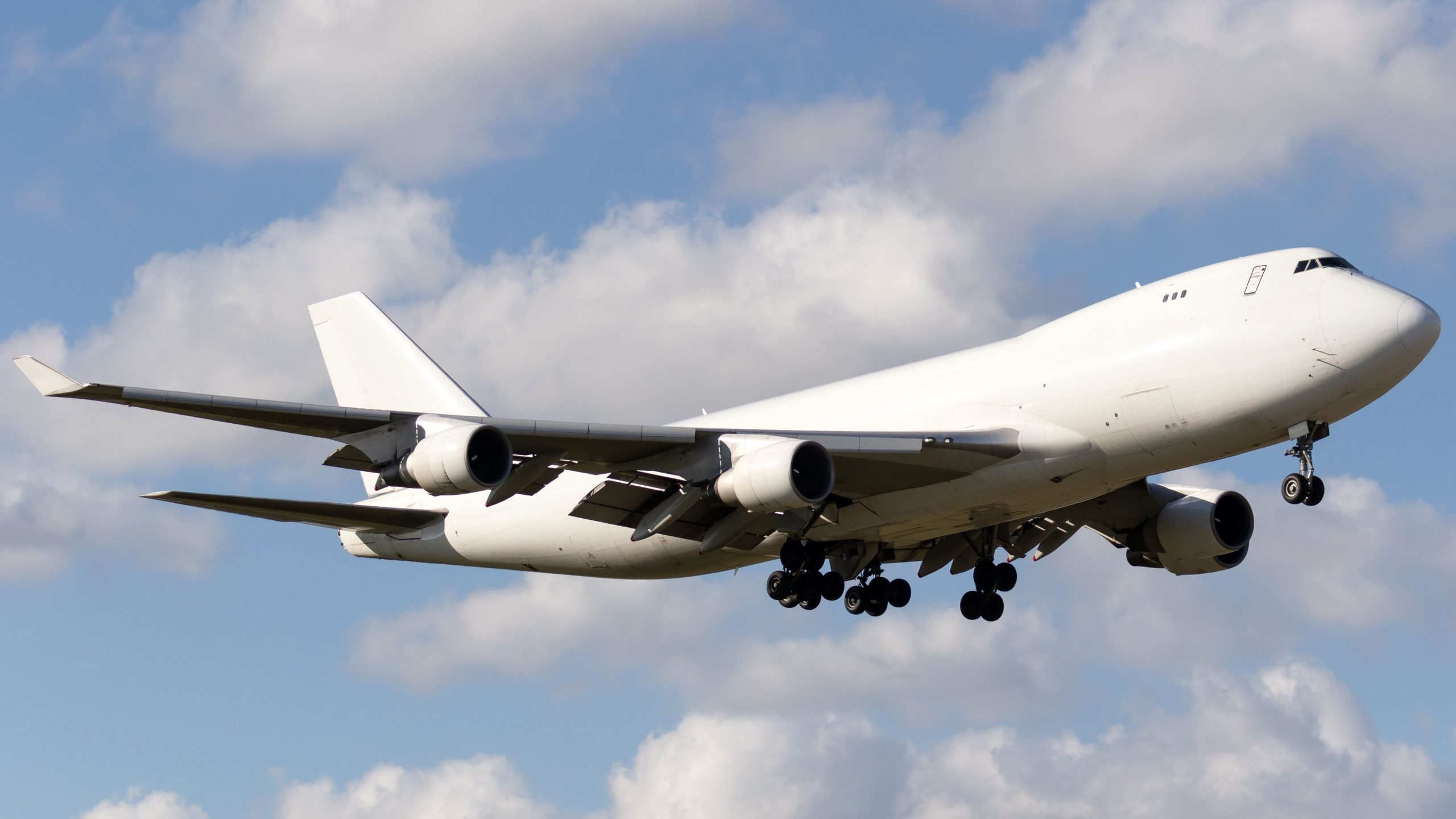 FAAは、ボーイング747の乗組員の座席の誤動作のための修正に関する最終規則を発行します