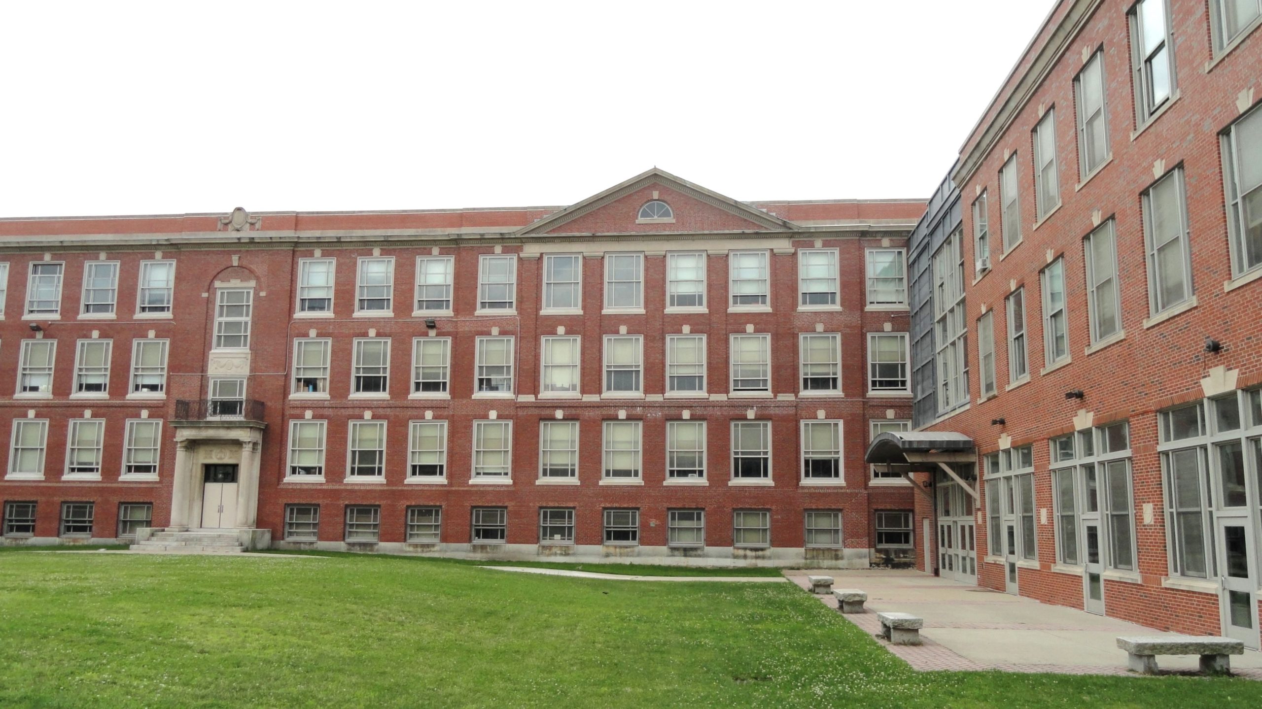 アメリカ最古の高校はハーバードよりも年上です