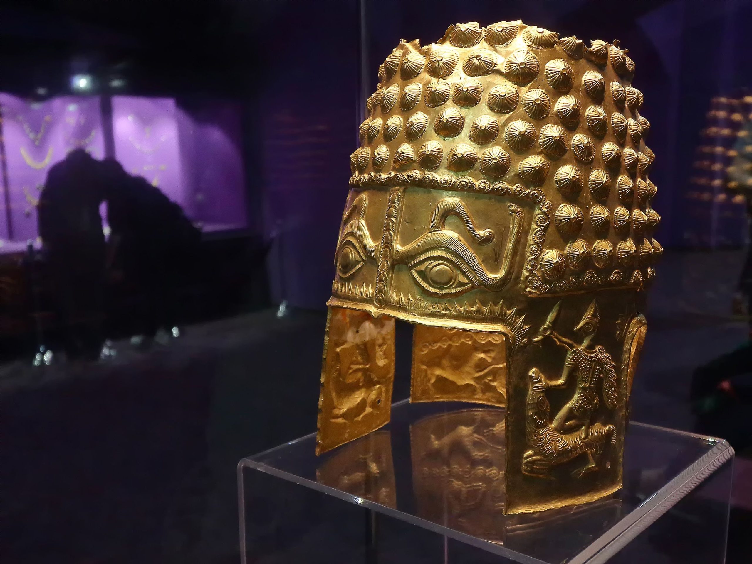 ルーマニアで発見された古代の金のヘルメットや、オランダ博物館から盗まれた他の金の工芸品：当局者はショックを受けました