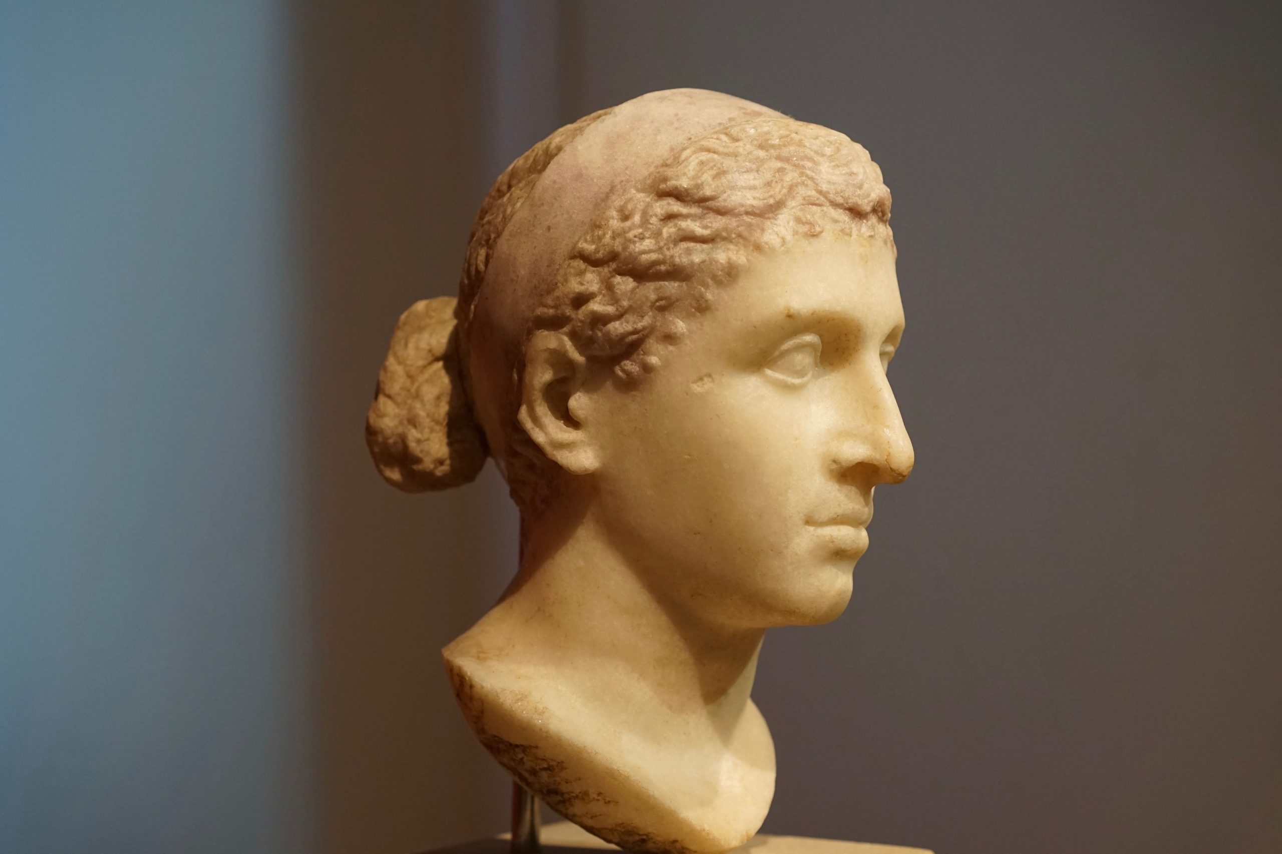 エジプトのアレクサンドリアの古代墓で考古学者によって発掘された有名なエジプトの女王クレオパトラVIIを描写するかもしれないバスト