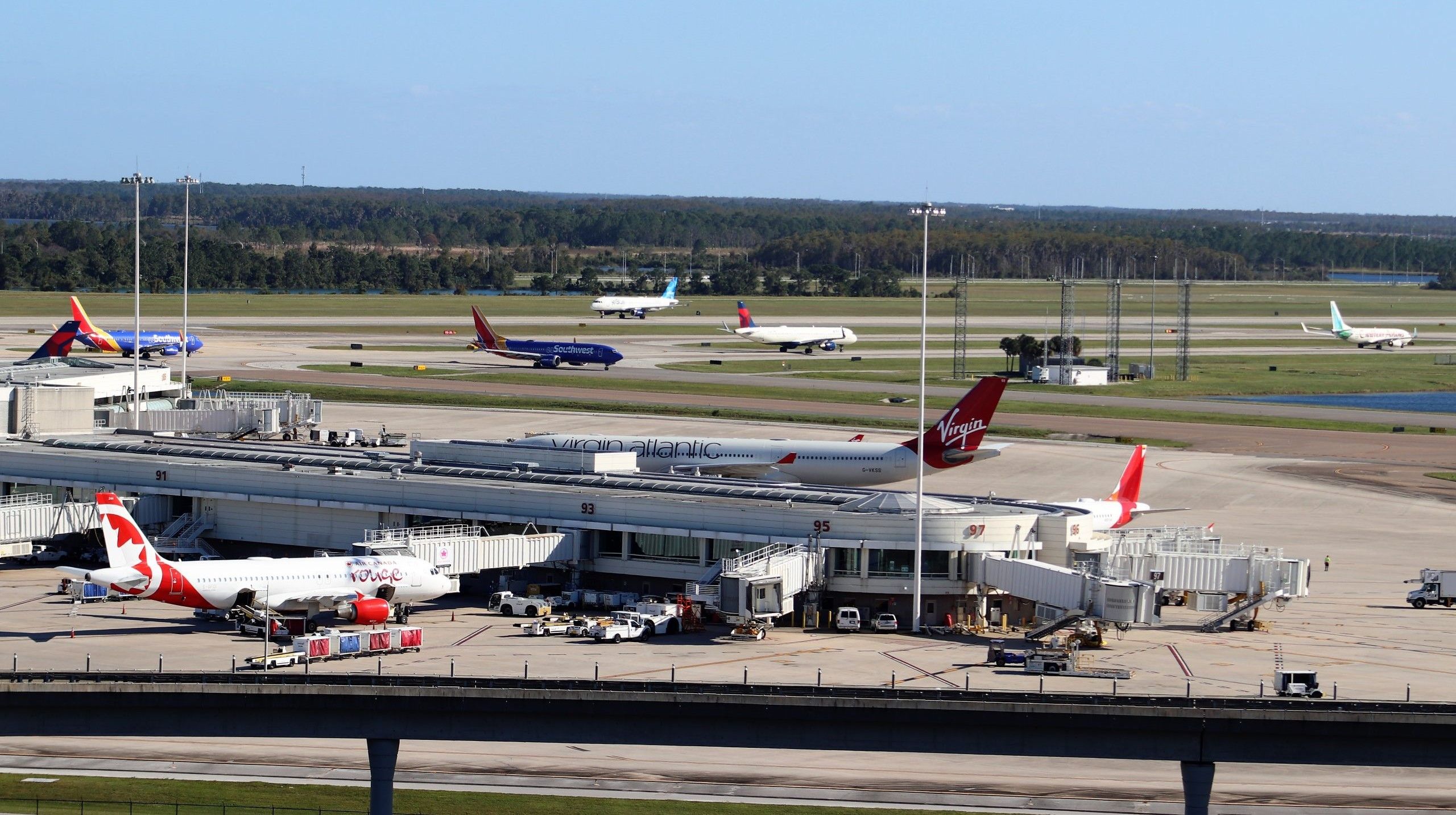 ピースを拾う：航空会社はハリケーン・ミルトンに続いて飛行操作を再開します