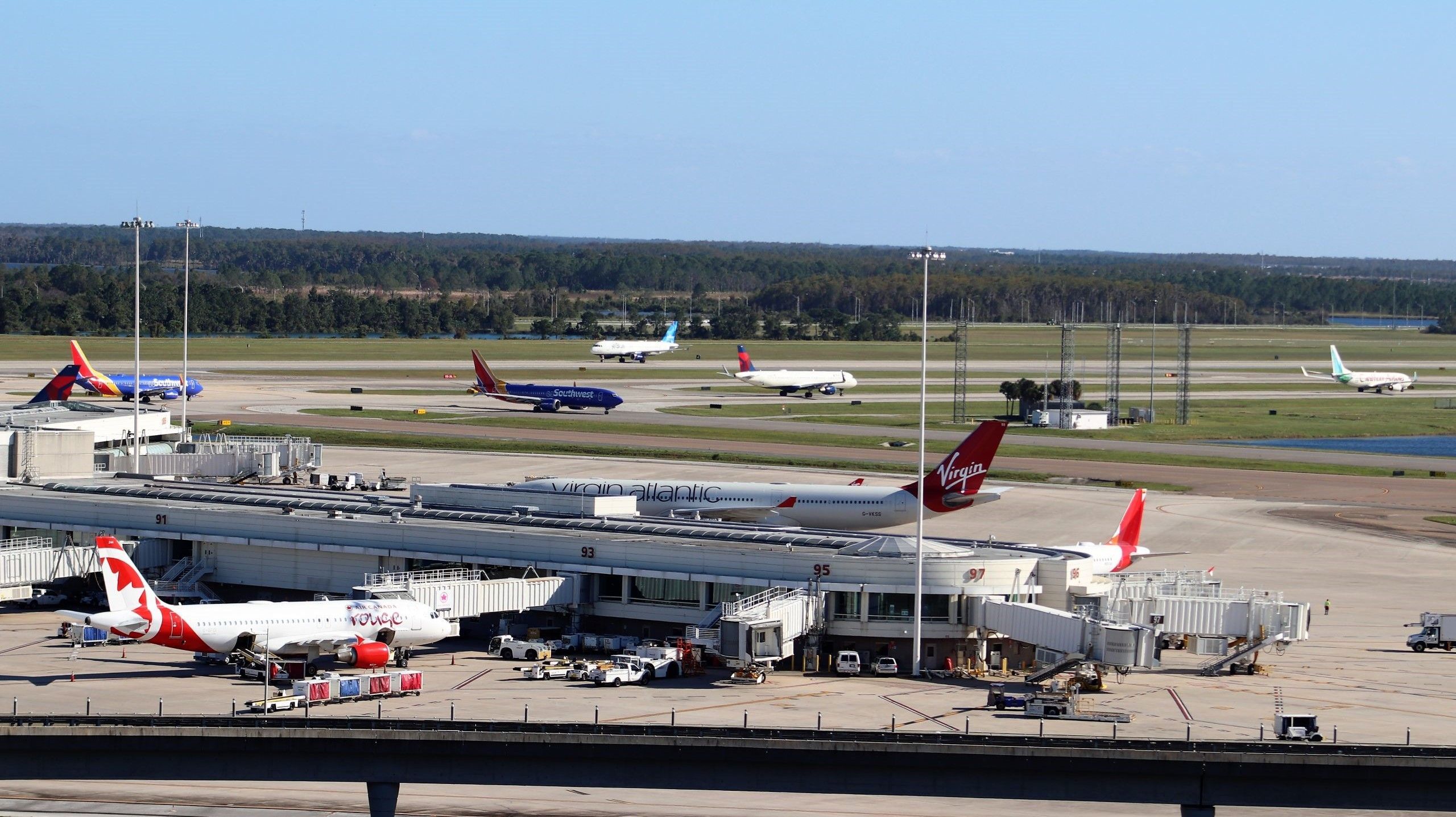 オーランド国際空港には、1,300エーカーの利用可能な土地があります。それは何のために使用できますか？
