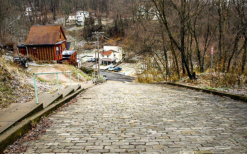 この都市にはアメリカで最も急な運転可能な通りがありますが、それを運転することは違法です