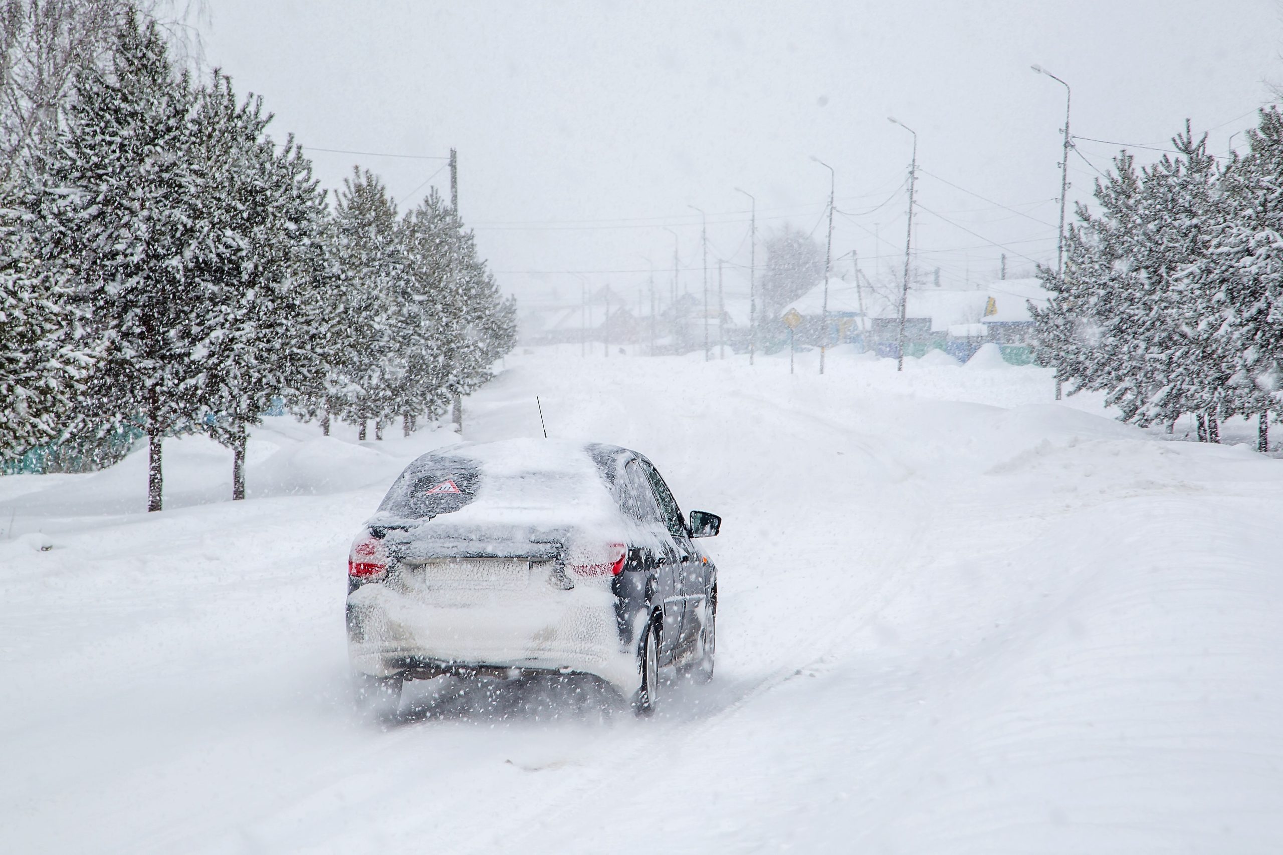 ストームバートはイングランド、スコットランド、アイルランドにぶつかり、輸送の混乱と停電を引き起こします