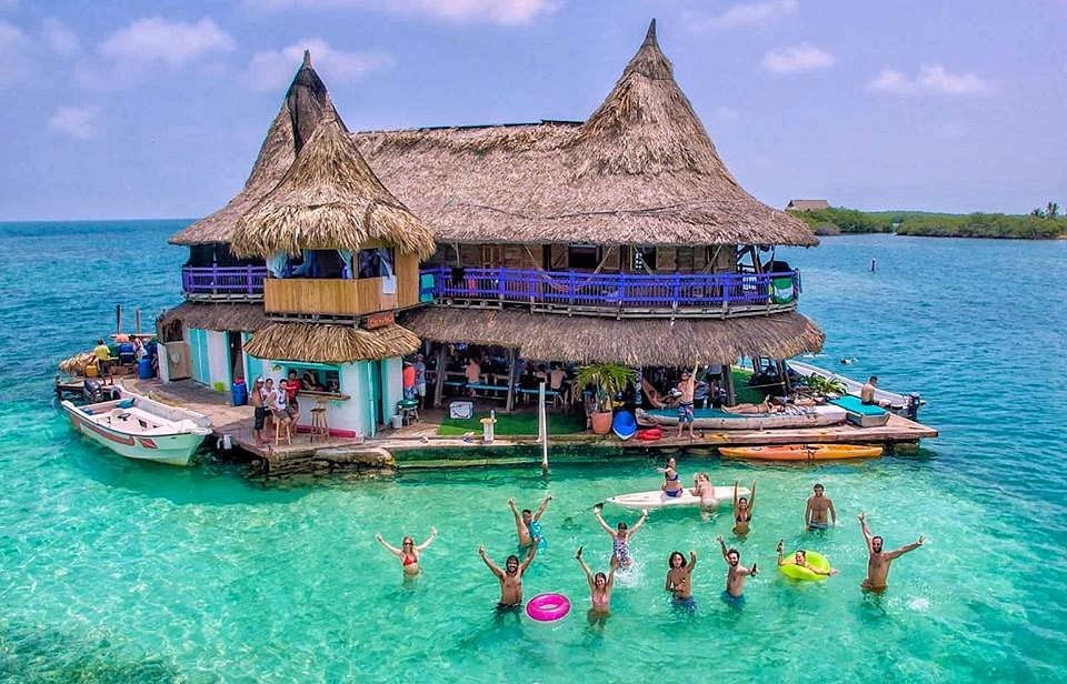 世界を忘れたいですか？コロンビアのフローティングホステルに向かいます