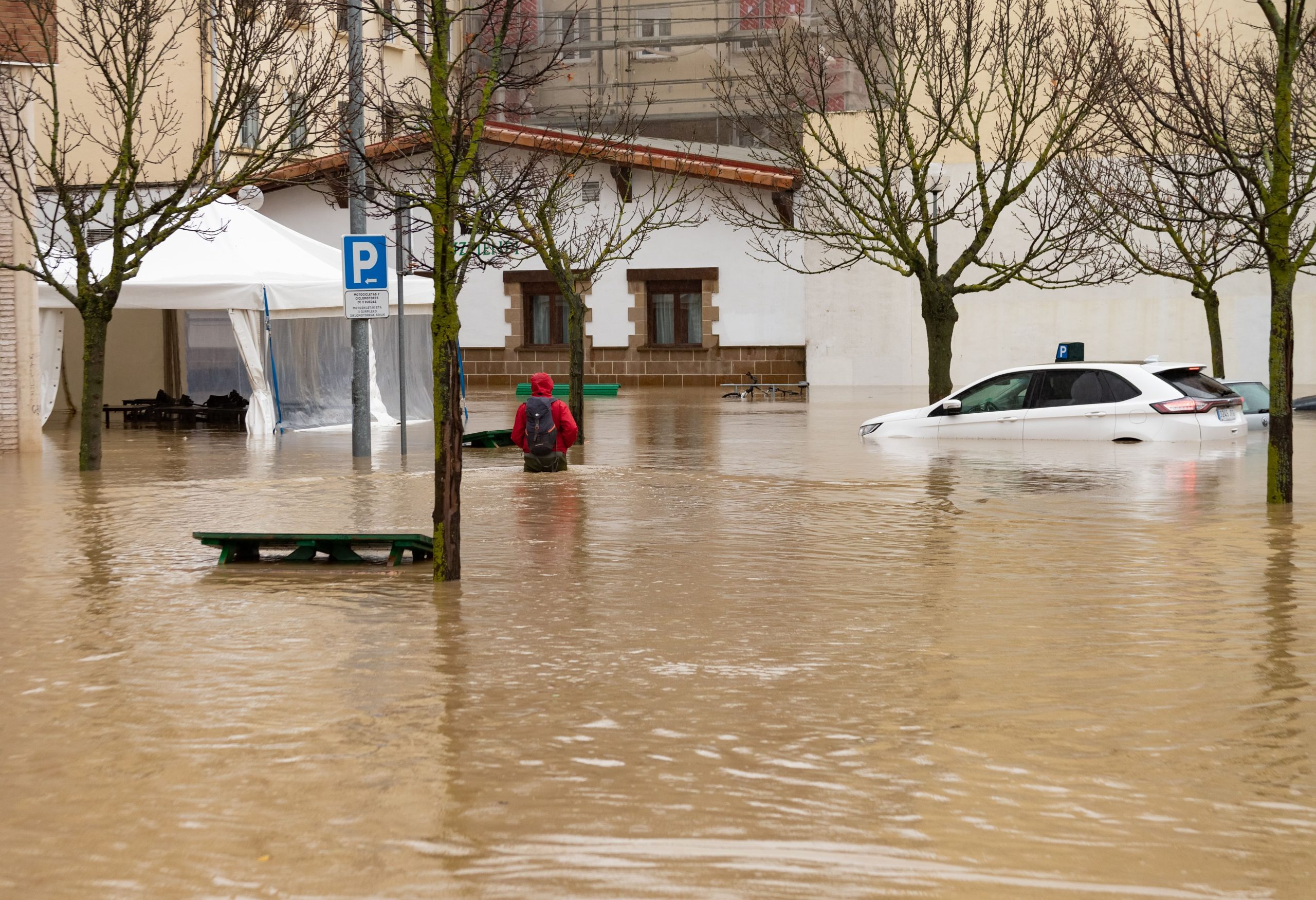 嵐のオリビエがホリデーホットスポットに壊滅的な洪水を届けた後、カナリア島ランザロート島に宣言されたエメレグナシー州