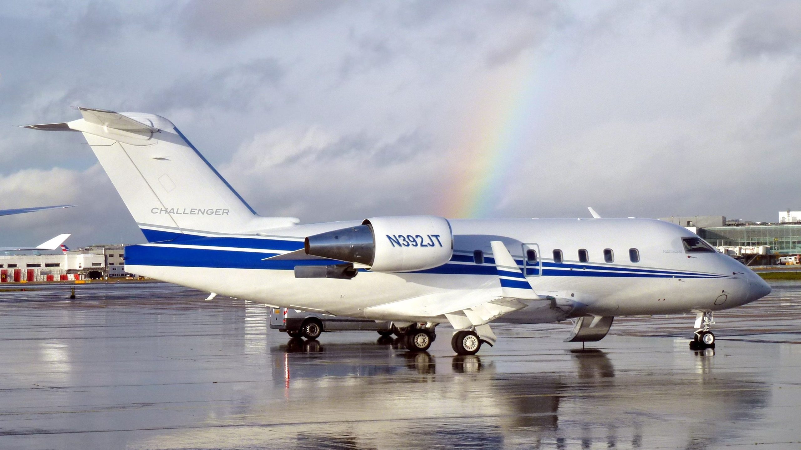 Bombardier Challenger 600がフロリダフリーウェイでクラッシュします