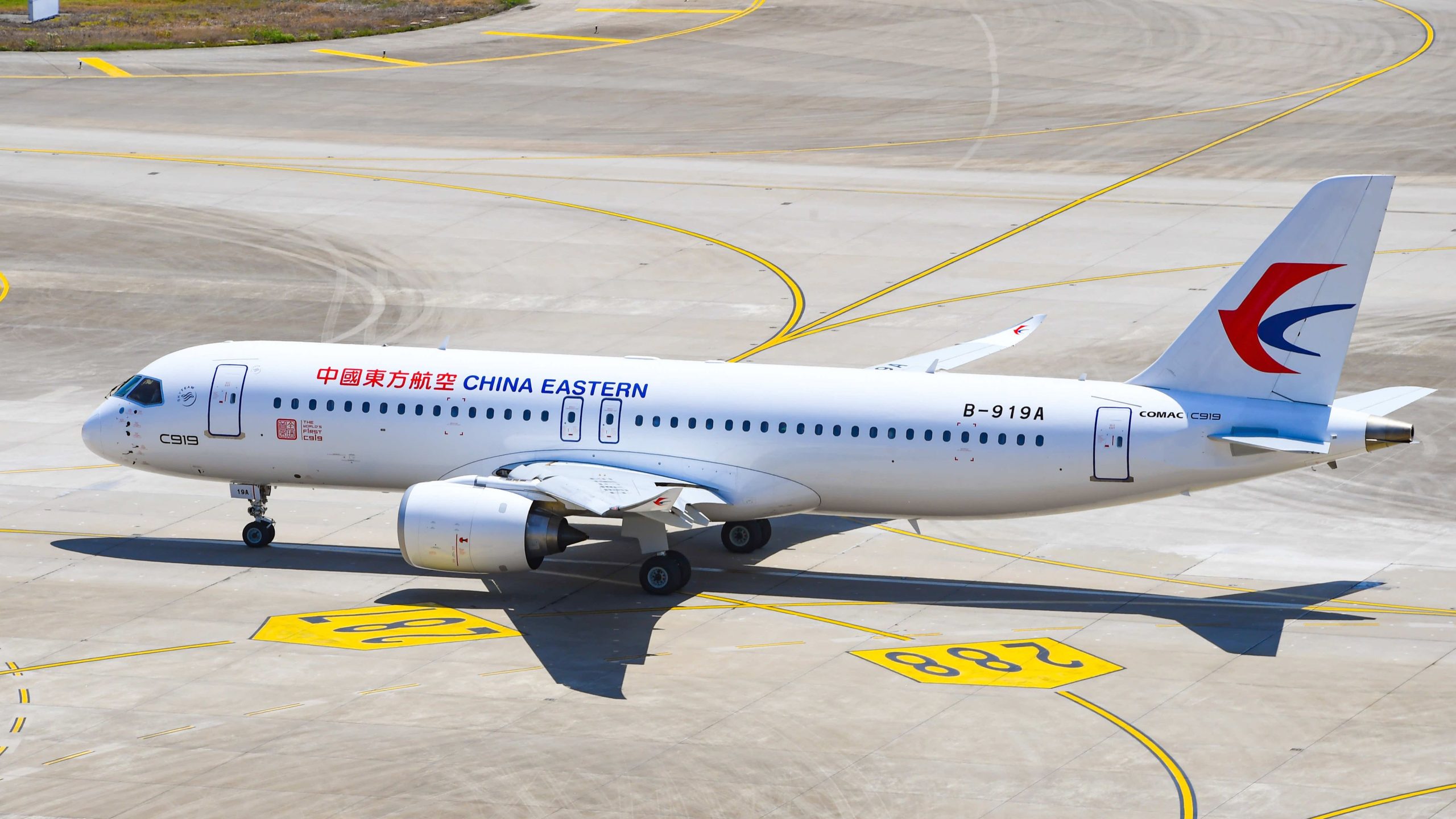 Comacは水曜日に2つの新しい1番目のC919を空中中国南部に届けます