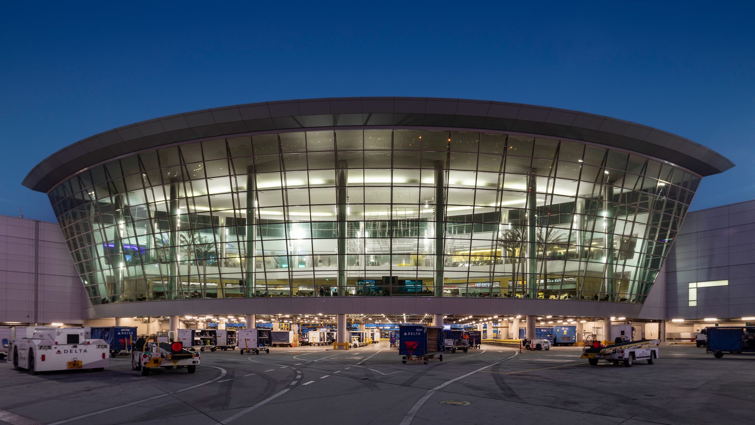 建設労働者は、サンディエゴ国際空港で手ren弾を見つけます