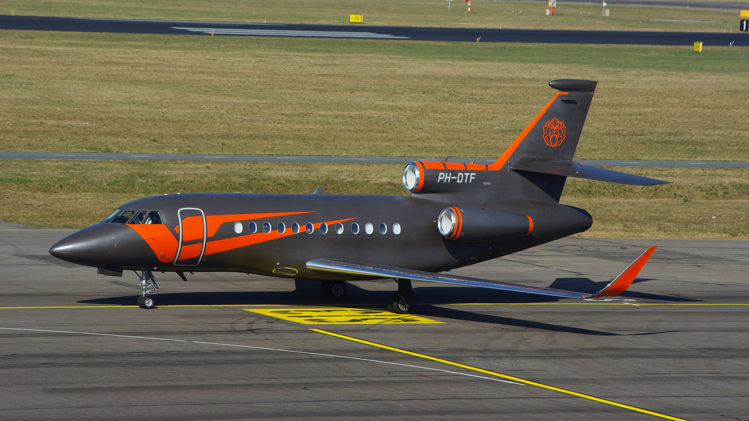 日本航空は、1975年の食中毒スキャンダルの真っin中にどのように発見されましたか？