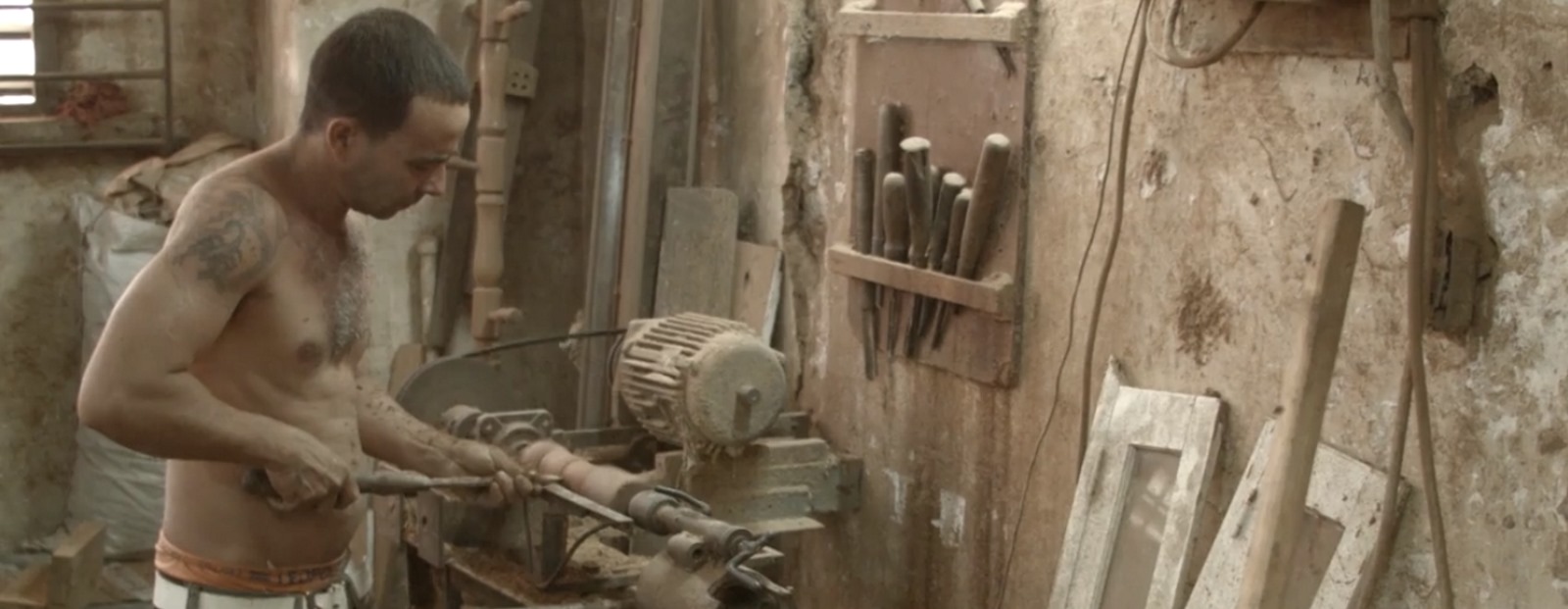 キューバのビデオ：ハバナノエルのハバナワークショップにある地元の大工は、タクシー運転手、街路ベンダー、ルースターのハングアウトでもありました。このようなスペースは自然に起こります