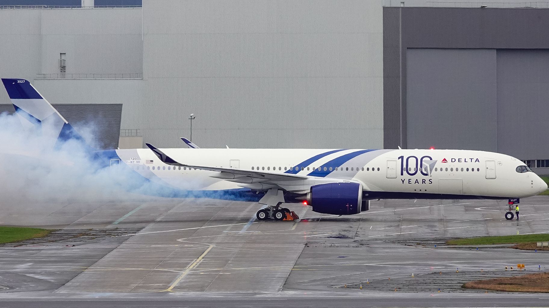 スポット：特別な「100年」のカラーリングのデルタエアラインの新しいエアバスA350-900