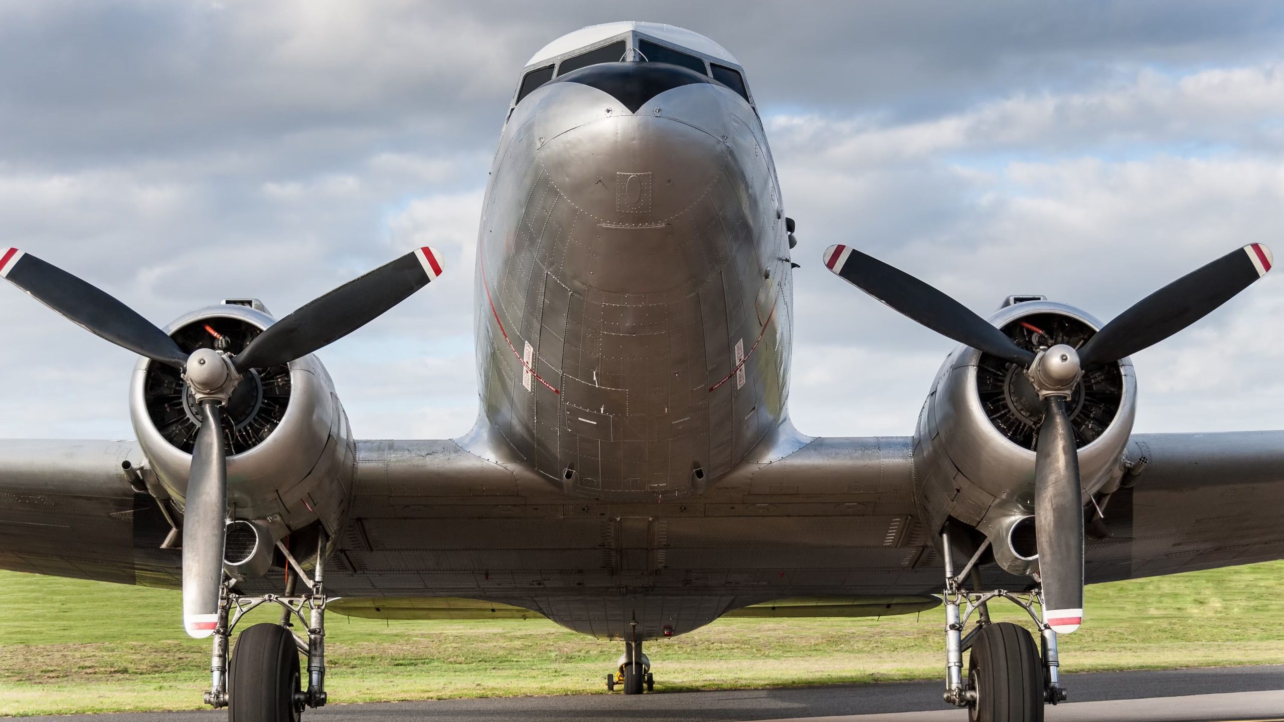 クール：保存時に飛行状態に復元されたエアフランスダグラスDC-3