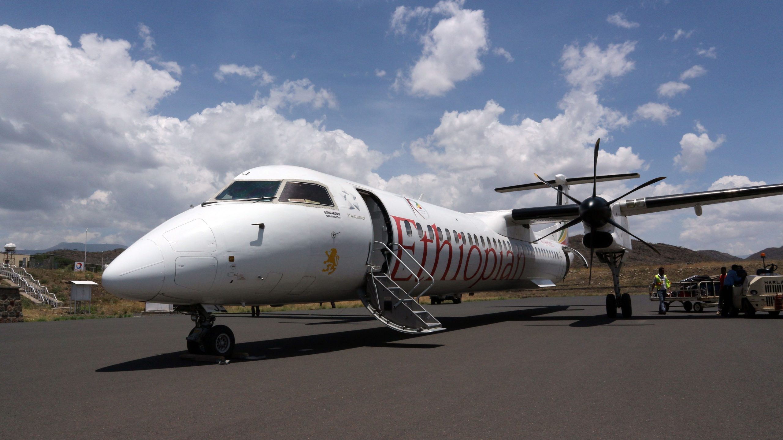 エチオピア航空のダッシュ8は、プロップストライク滑走路の遠足中に損傷しました