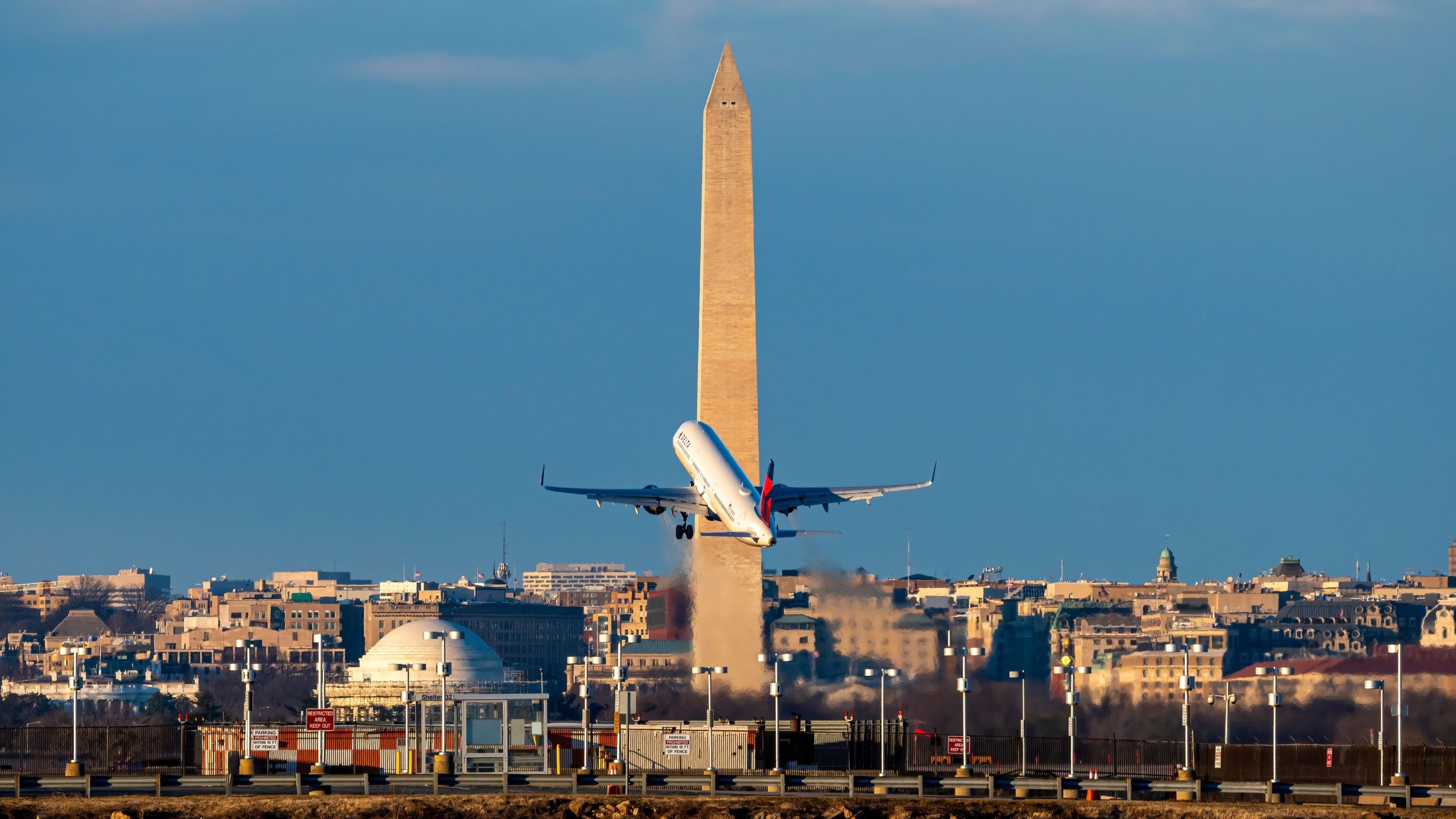 FAAは、飛行機での危険なレーザーストライキのままであると報告しています