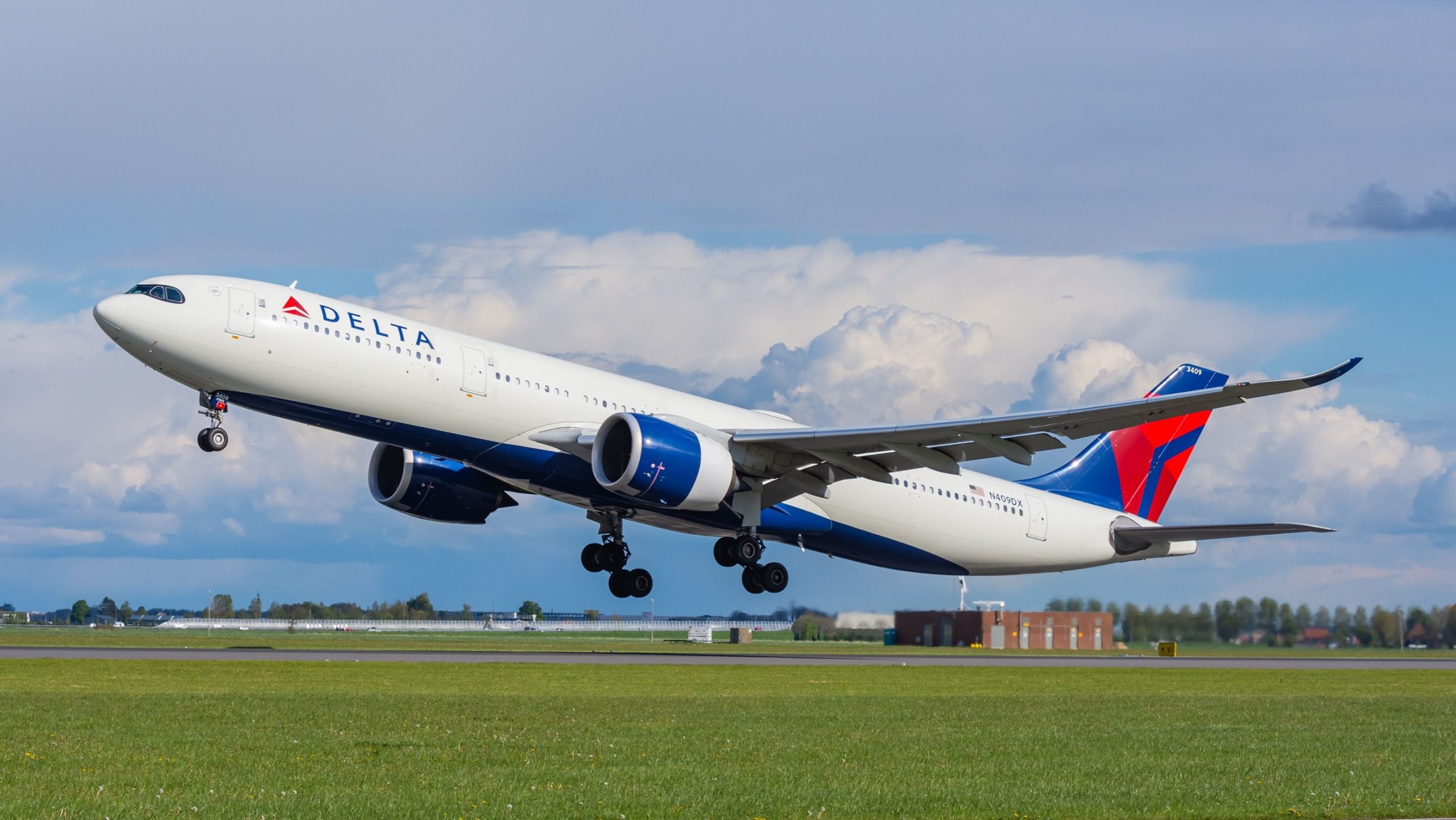 Delta Air Linesは、Fitch Investment-Gradeの評価を取り戻します