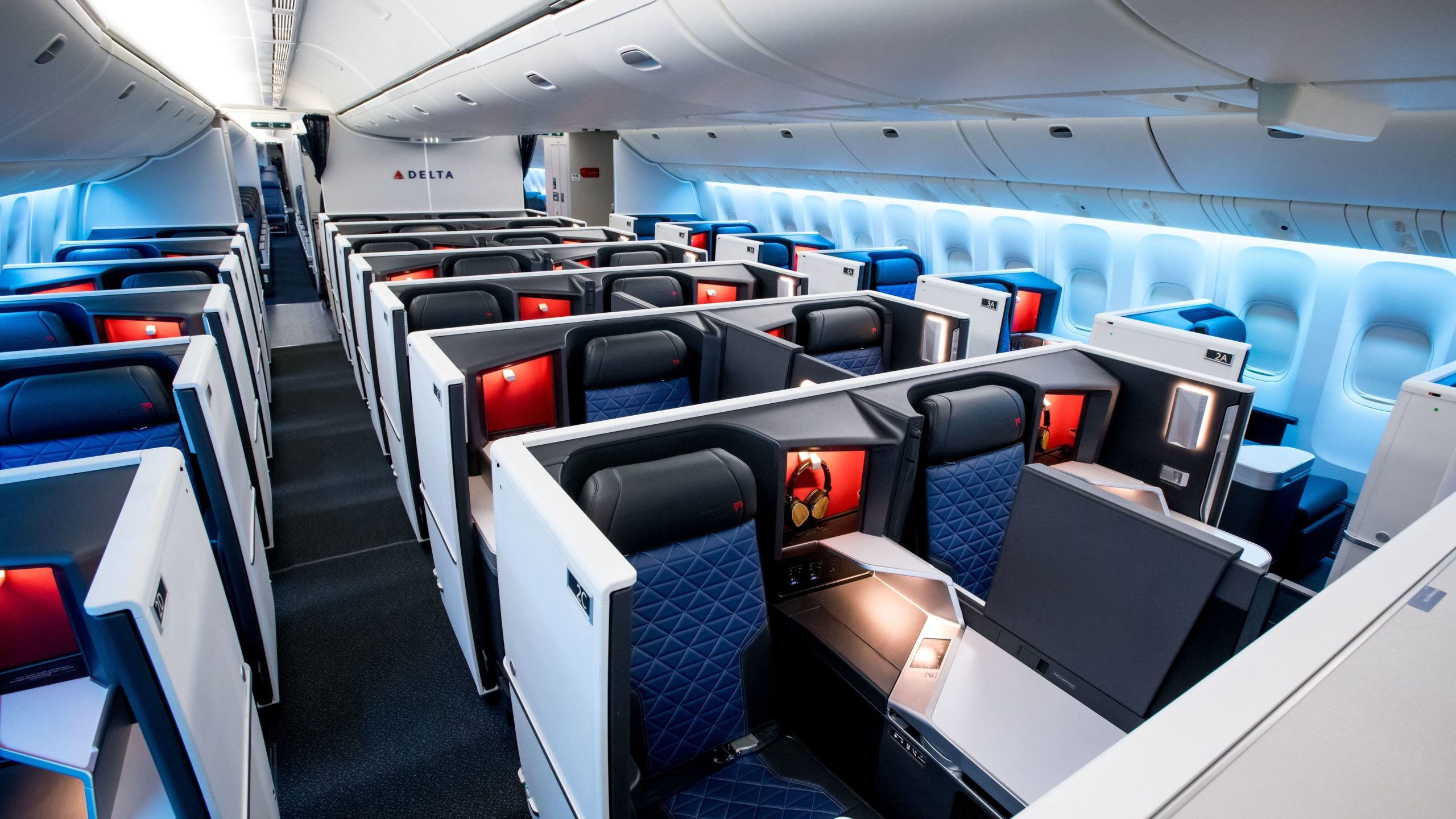 デルタ航空のクラスの旅行は、長年にわたってどのように進化してきましたか？